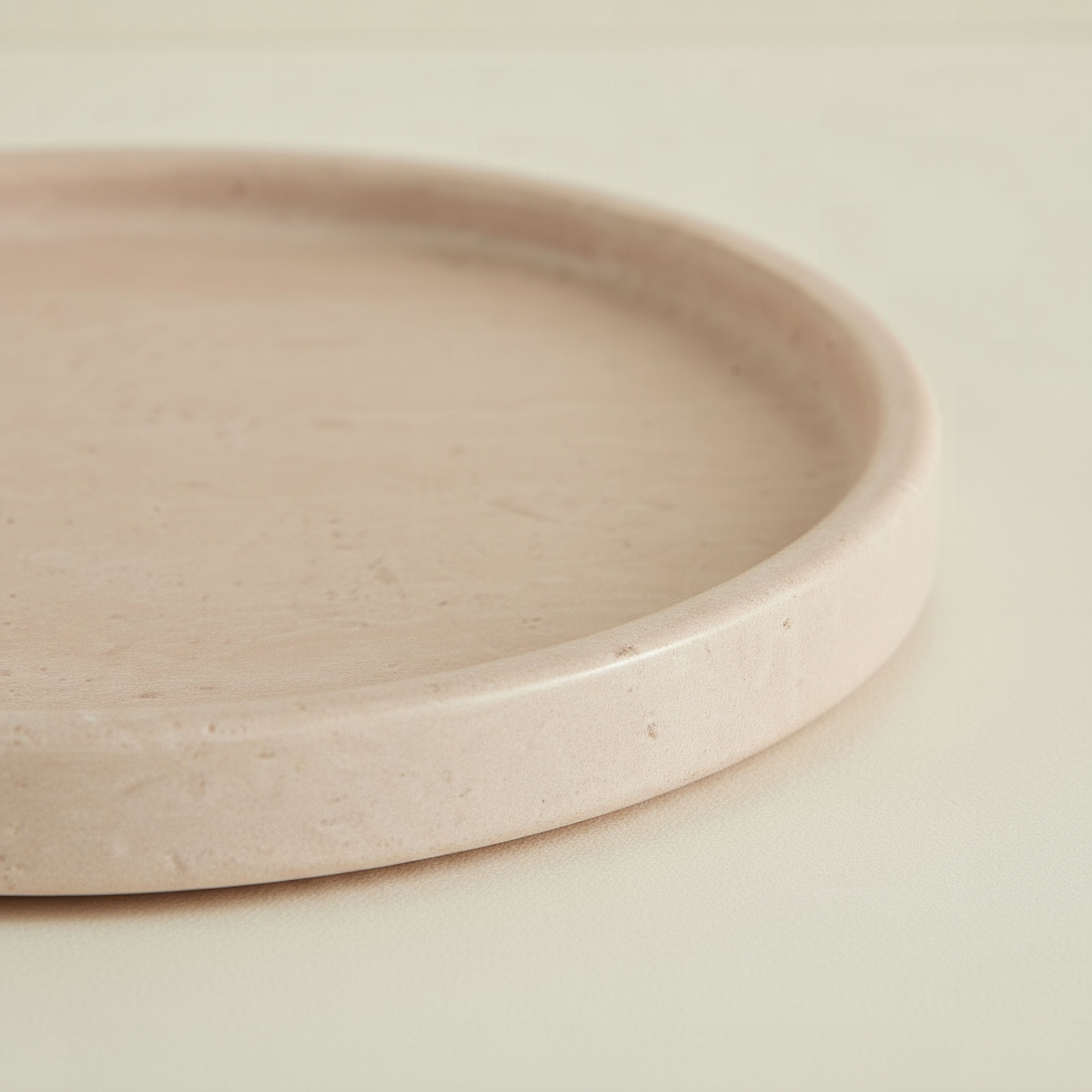 صينية رخام مستديرة من الترافرتين الطبيعي من زين - 25x25 سم-hbxdecorandfurnishings-tabletop-trays-image-2