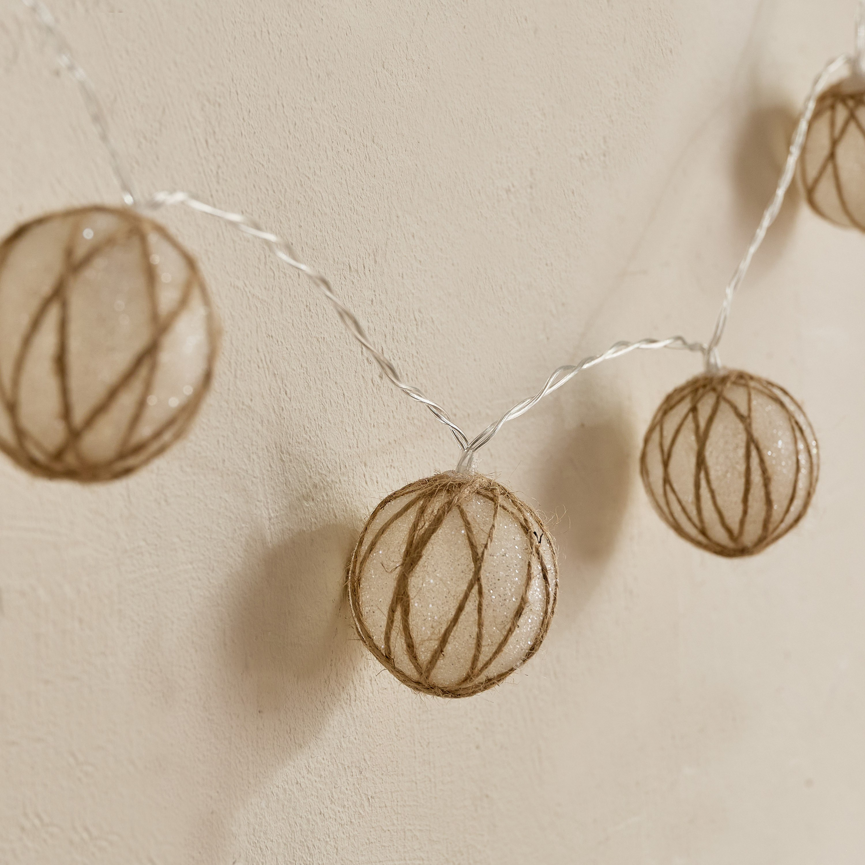 Elio 10 LED Warm String Light with Hemp Rope Balls - 1.35 M-hbxdiningroom-lighting-decorativesandstringlights-image-3