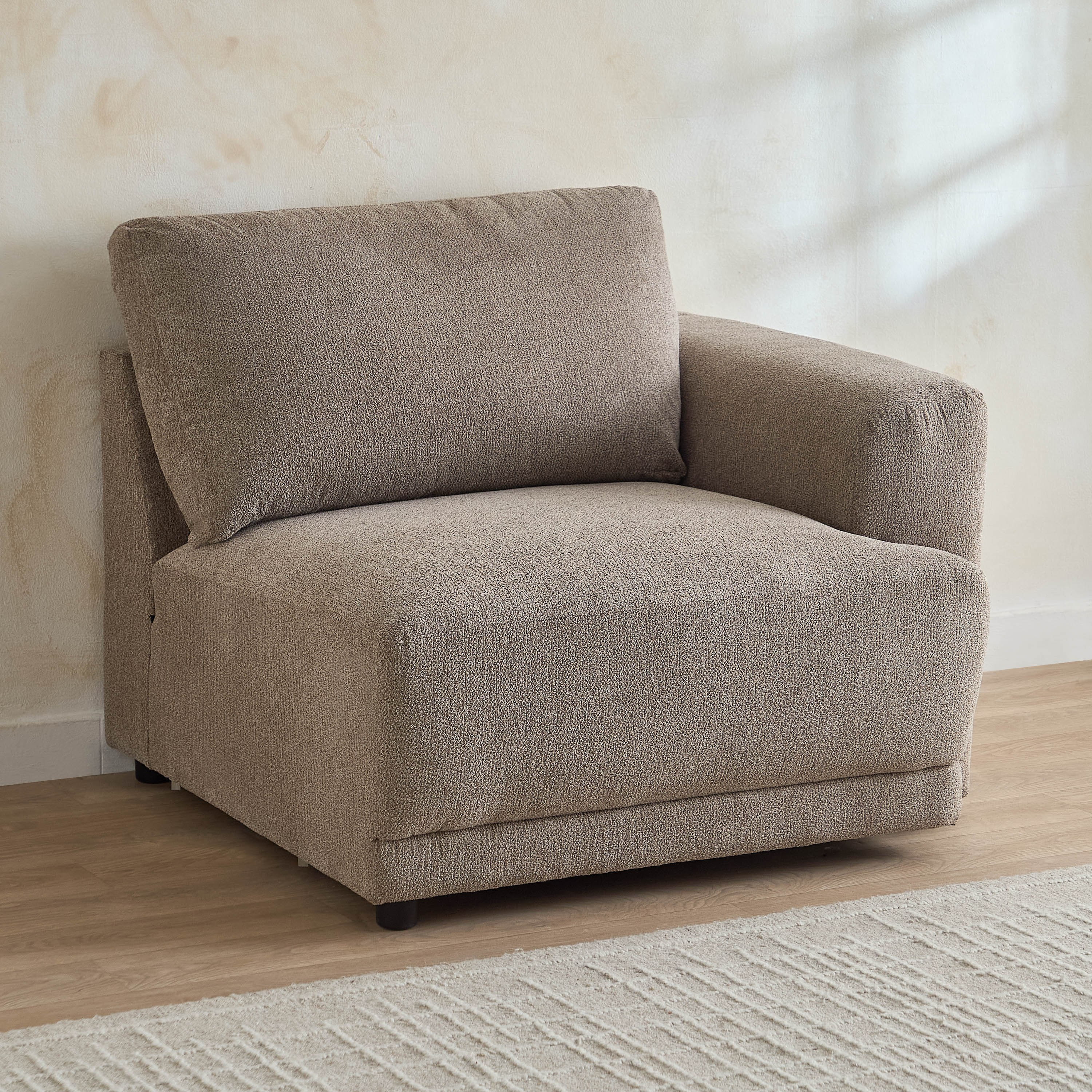 كرسي يمين قماشي بمساند ذراعين من فليكسا-hbxlivingroom-sofasandarmchairs-modularsofas-image-1