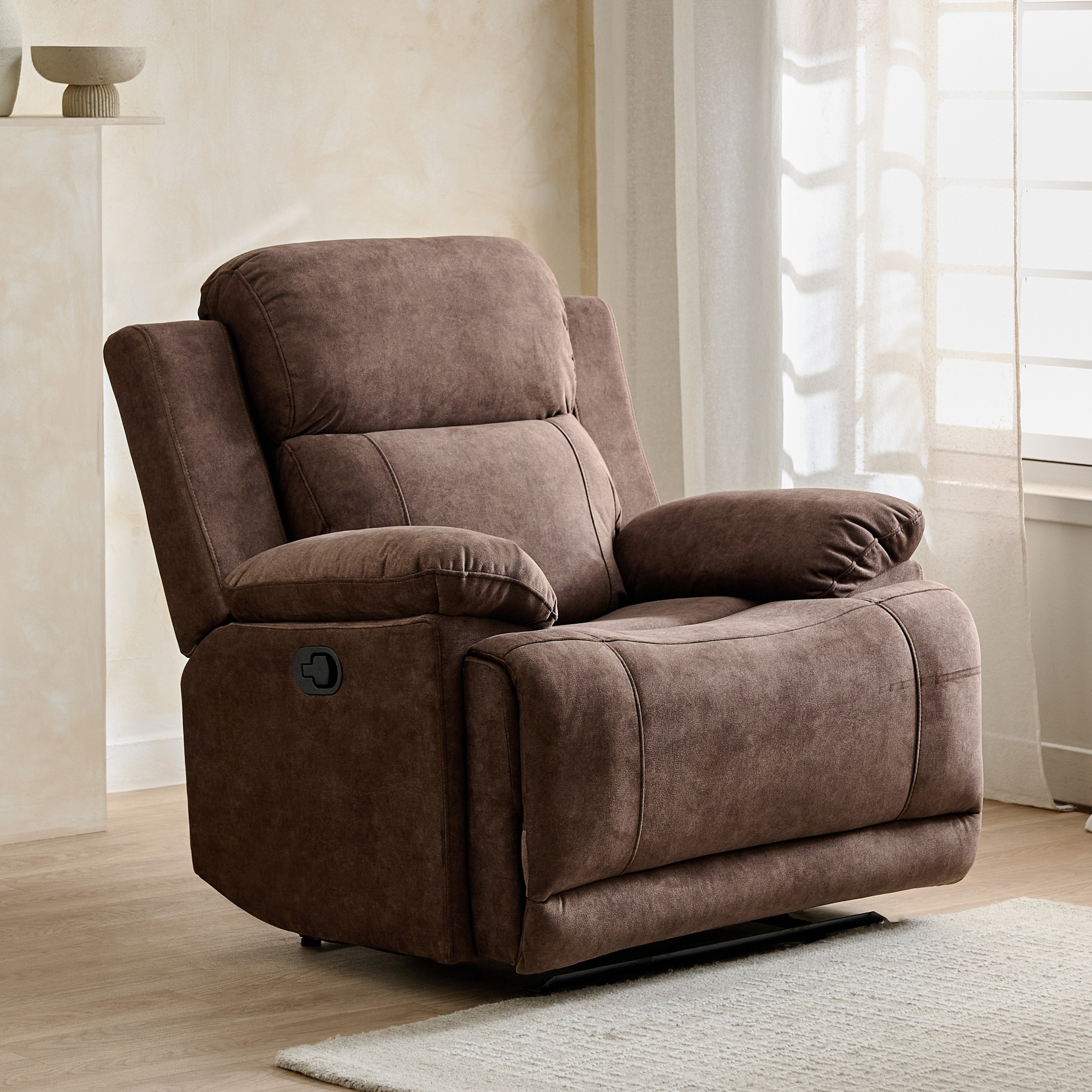 كرسي استرخاء قماش بمساند ذراعين قابل للإمالة يدويًا من ريفا-hbxfurniture-sofasandarmchairs-reclinersofas-image-1