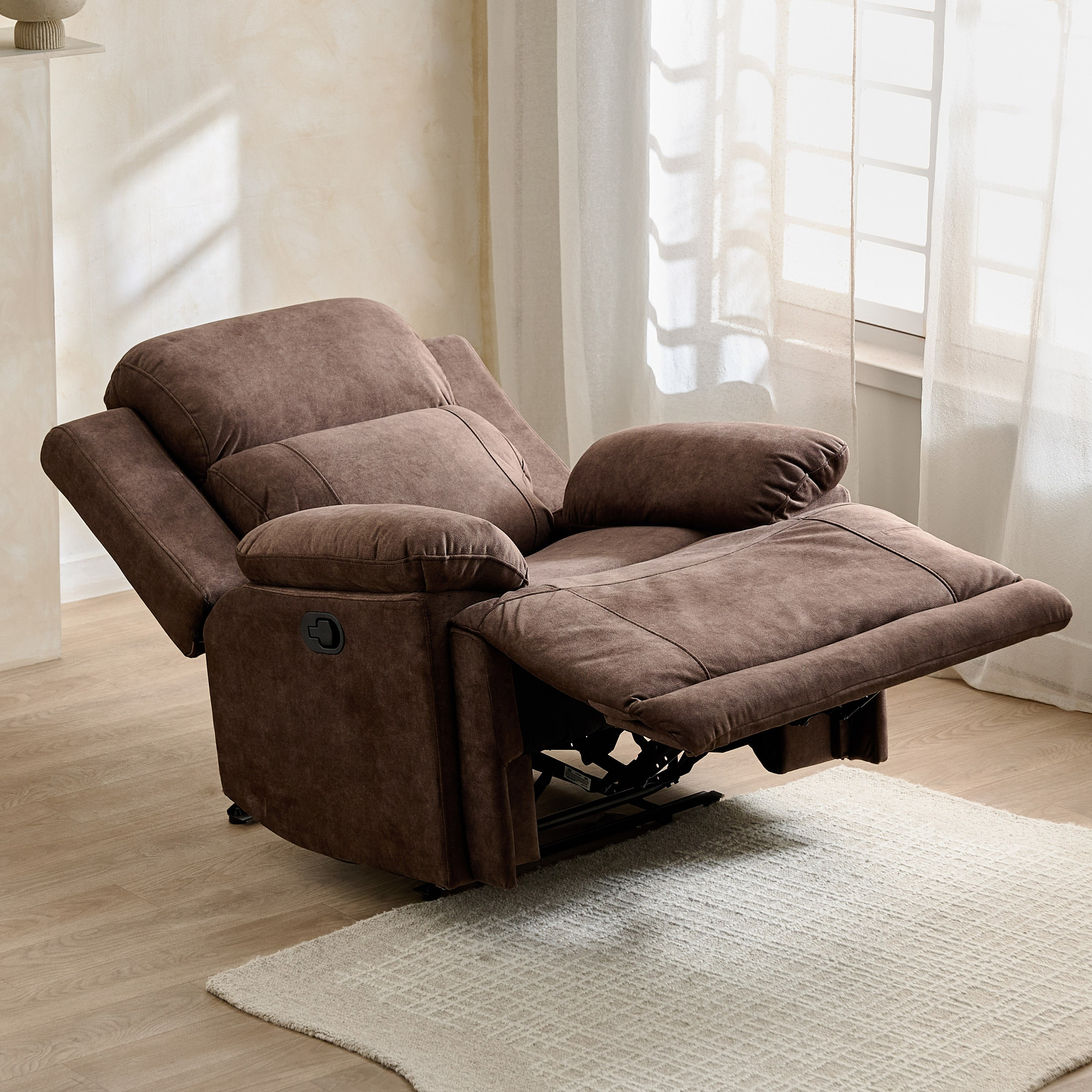 كرسي استرخاء قماش بمساند ذراعين قابل للإمالة يدويًا من ريفا-hbxfurniture-sofasandarmchairs-reclinersofas-image-3