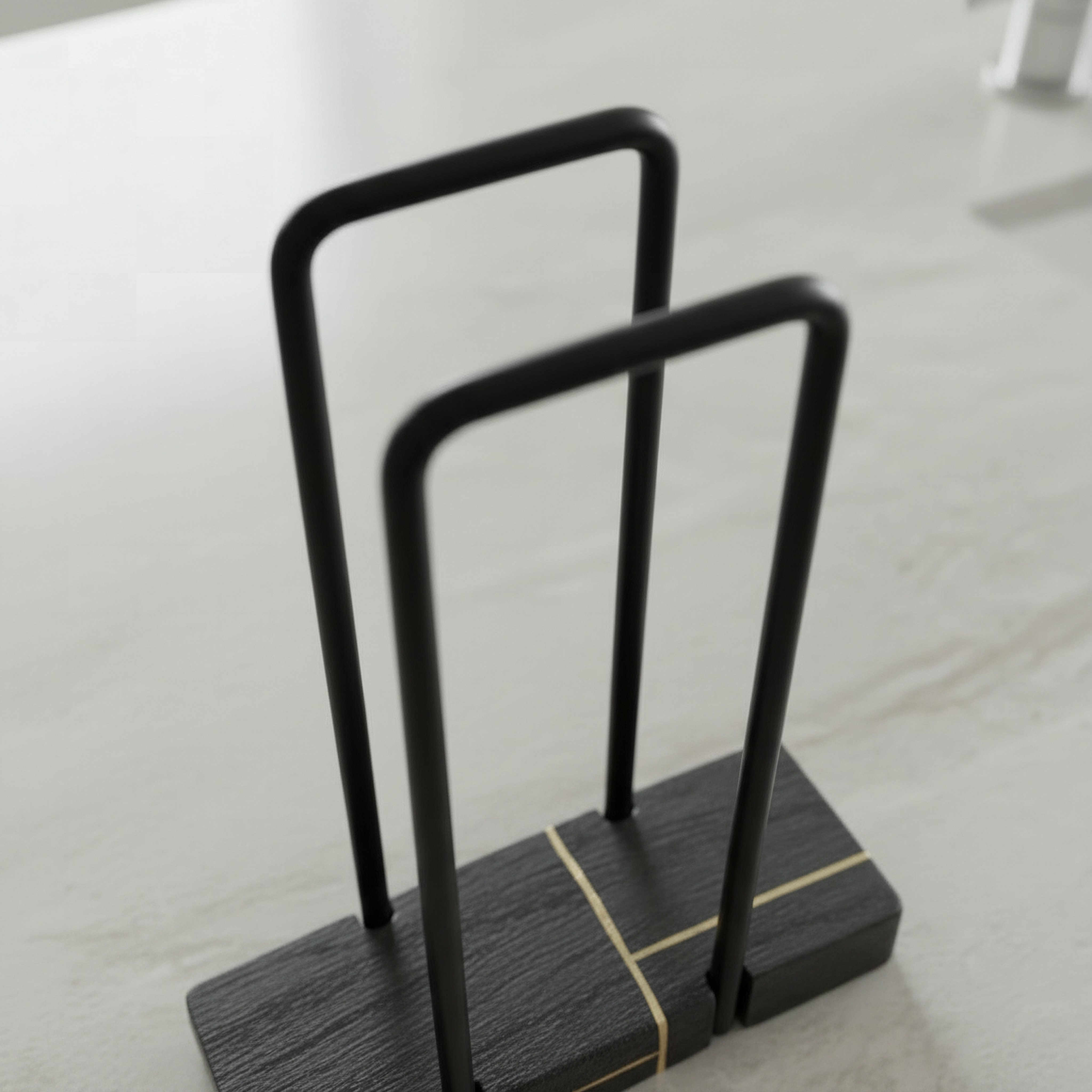 Luxe Resin Towel Holder - 18x7.6x24.5 cm-hbxdecorandfurnishings-bathroomaccessories-bathroomsets-image-2