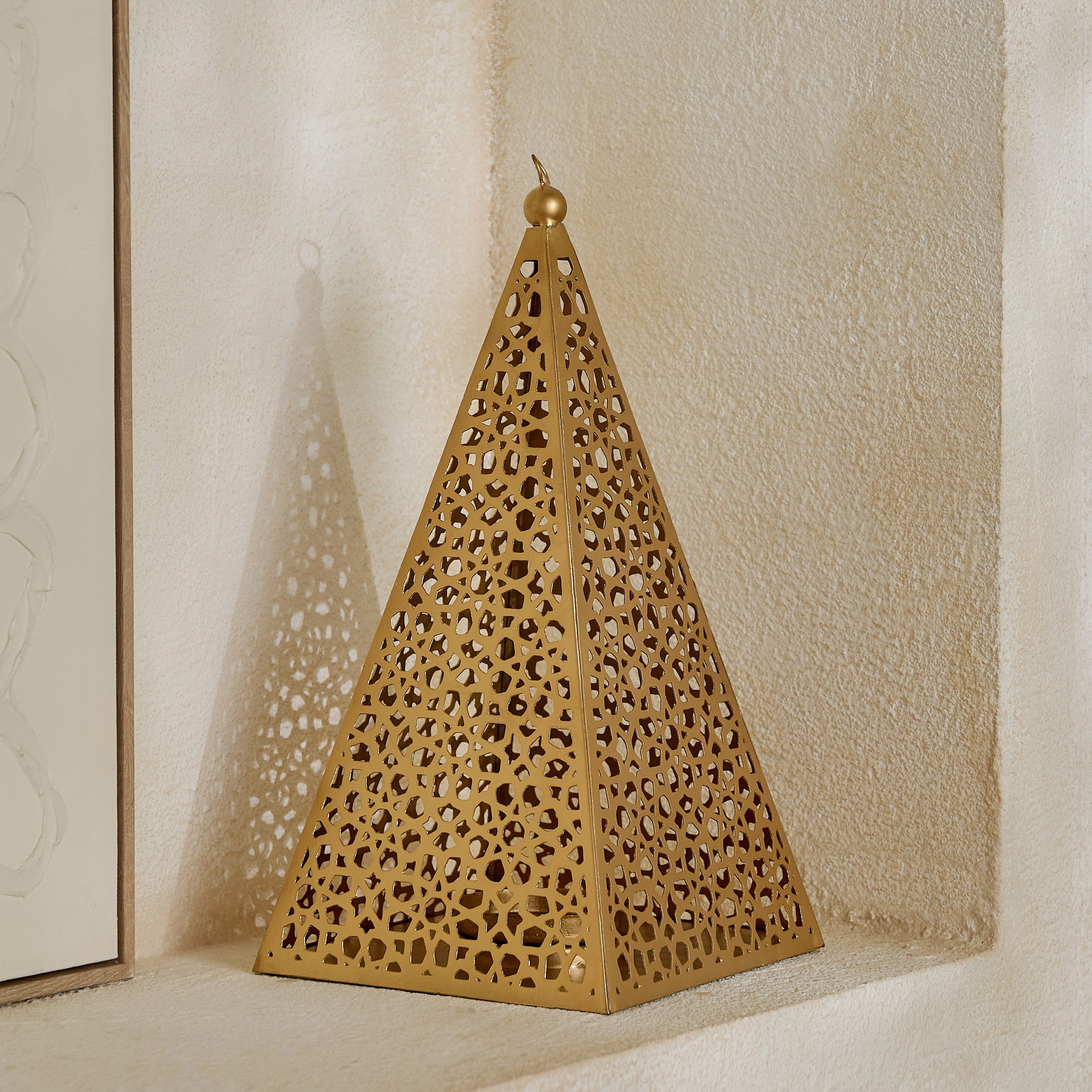 حامل شموع معدن بتفاصيل مفرغة ميراج من أرابيسك زينة - 18x18x33 سم-hbxlivingroom-decorandaccessories-candleholders-image-2