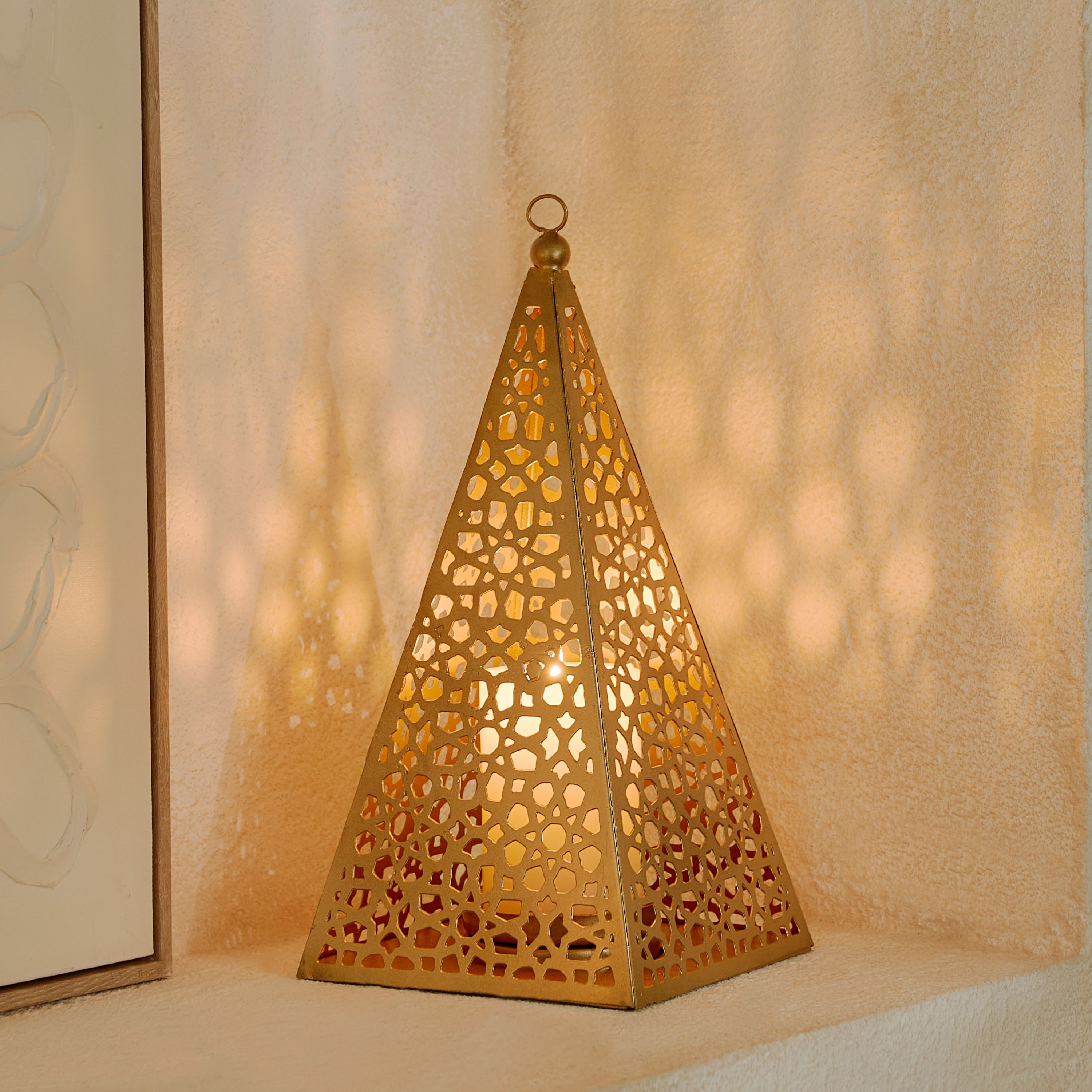 حامل شموع معدني بتصميم مفرغ زينة من أرابيسك - 15x15x28 سم-hbxlivingroom-decorandaccessories-candleholders-image-1