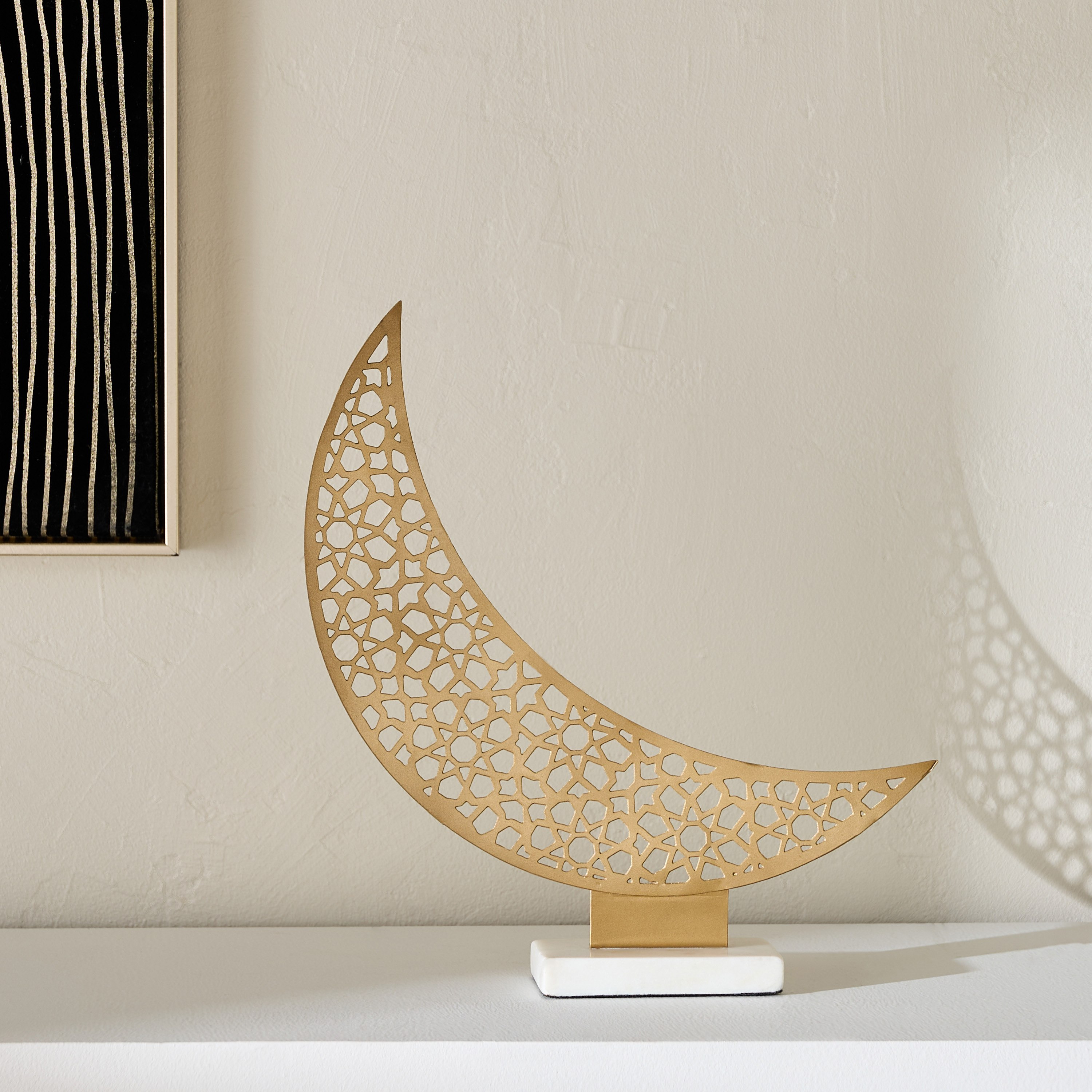 هلال زينة معدن ببتصاميم مفرغة مع قاعدة رخام من أربيسك زينة - 10x30 سم-hbxhomeware-homedecor-figurinesandornaments-image-1