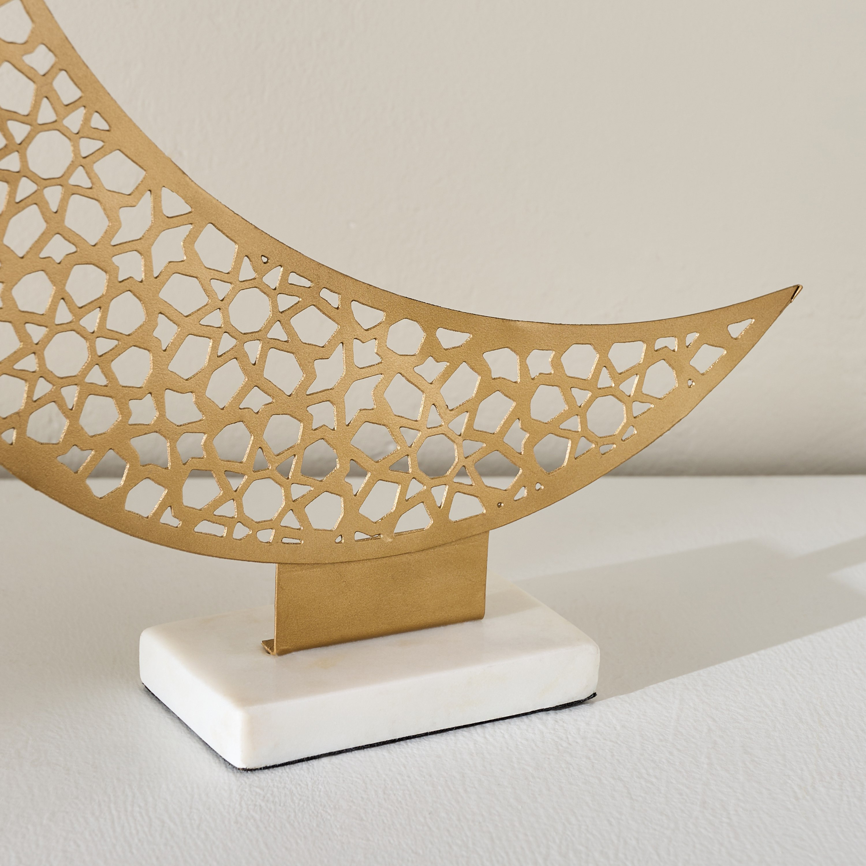هلال زينة معدن ببتصاميم مفرغة مع قاعدة رخام من أربيسك زينة - 10x30 سم-hbxhomeware-homedecor-figurinesandornaments-image-2