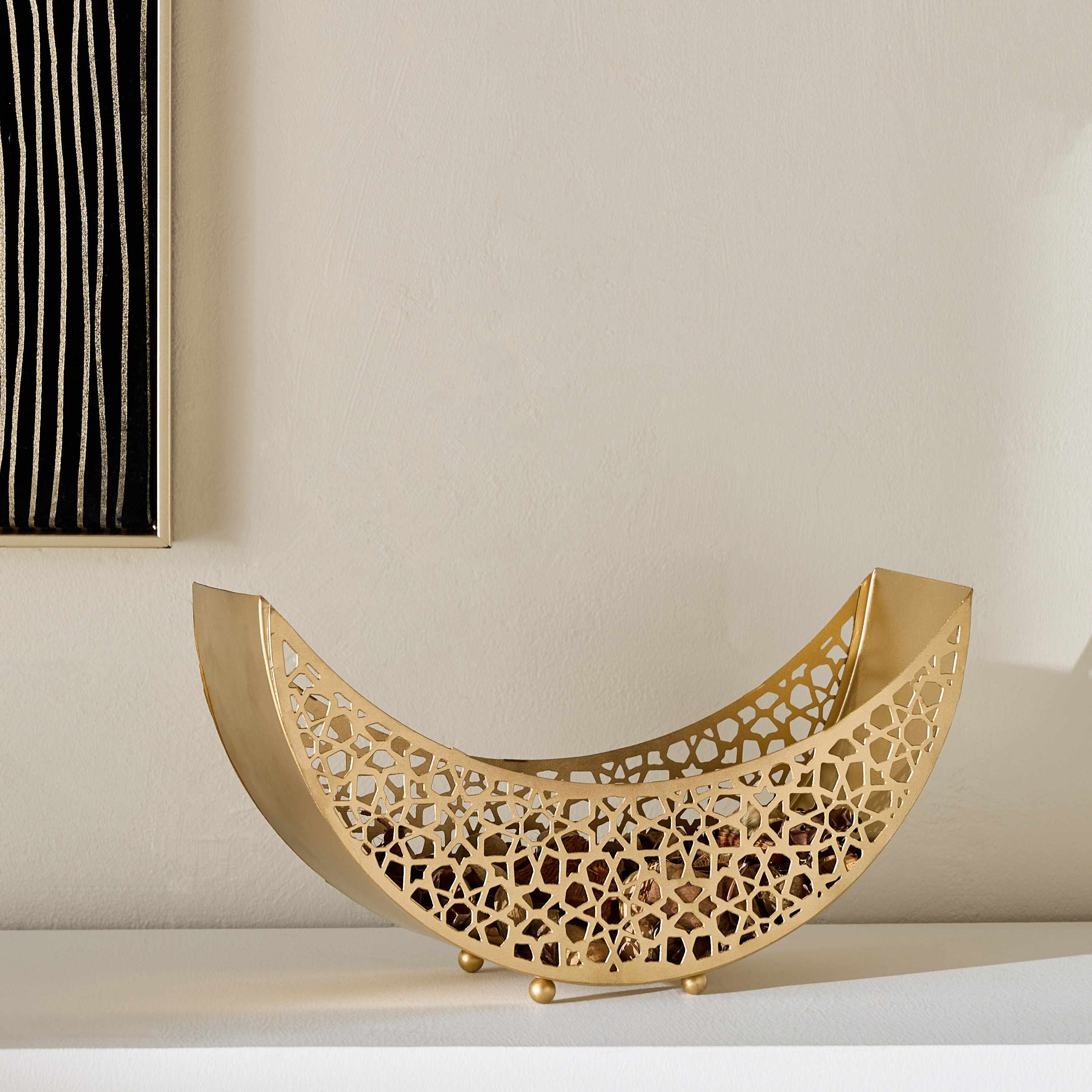 وعاء معدني بتصميم هلال وتفاصيل مفرغة زينة من أرابيسك - 30x10x10 سم-hbxdecorandfurnishings-homeaccessories-bowls-image-1