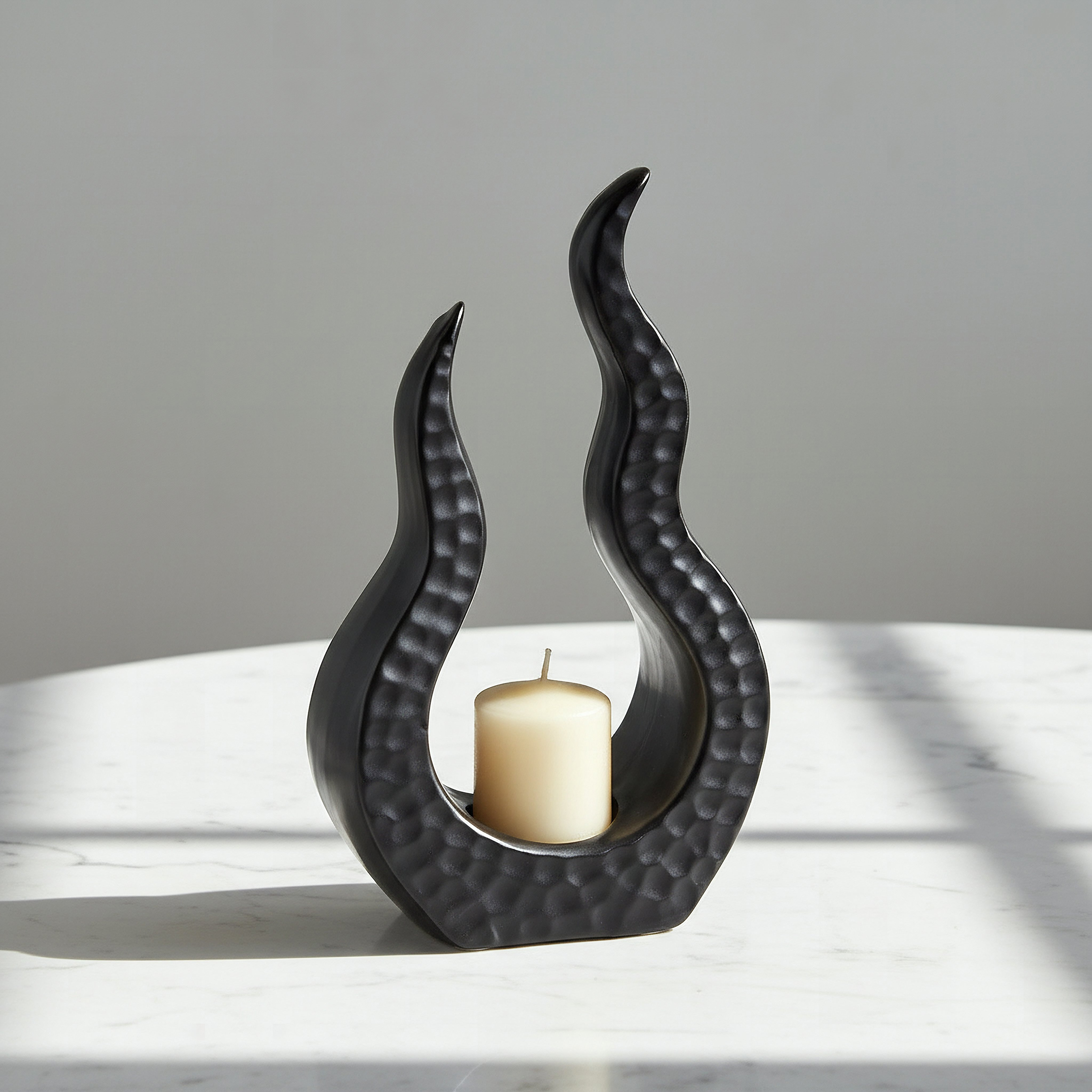 حامل شموع سيراميك بلمسة نهائية مطروقة سانسا دوك من مونوكروم - 13.5x7.5x23 سم-hbxlivingroom-decorandaccessories-candleholders-image-1