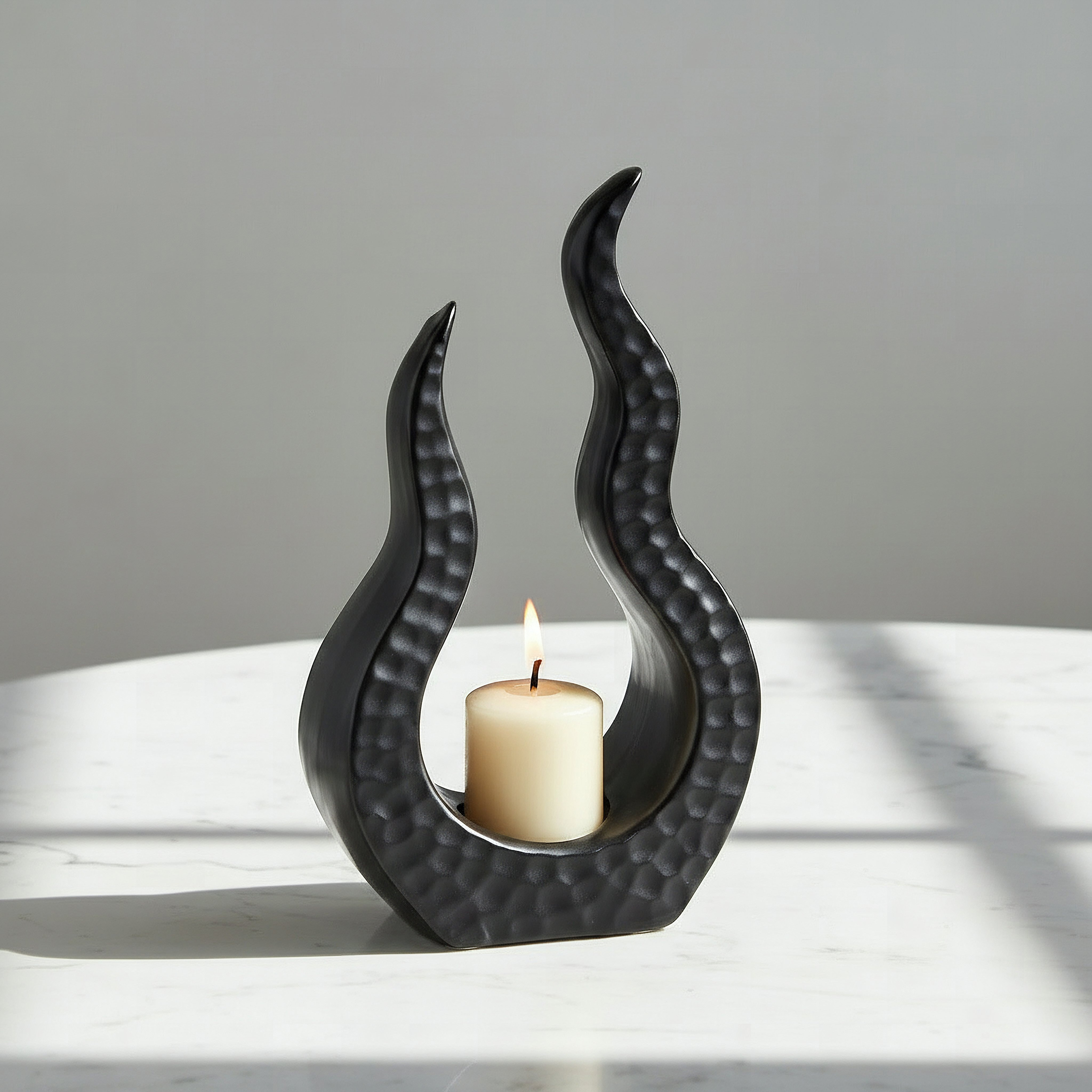 حامل شموع سيراميك بلمسة نهائية مطروقة سانسا دوك من مونوكروم - 13.5x7.5x23 سم-hbxlivingroom-decorandaccessories-candleholders-image-2
