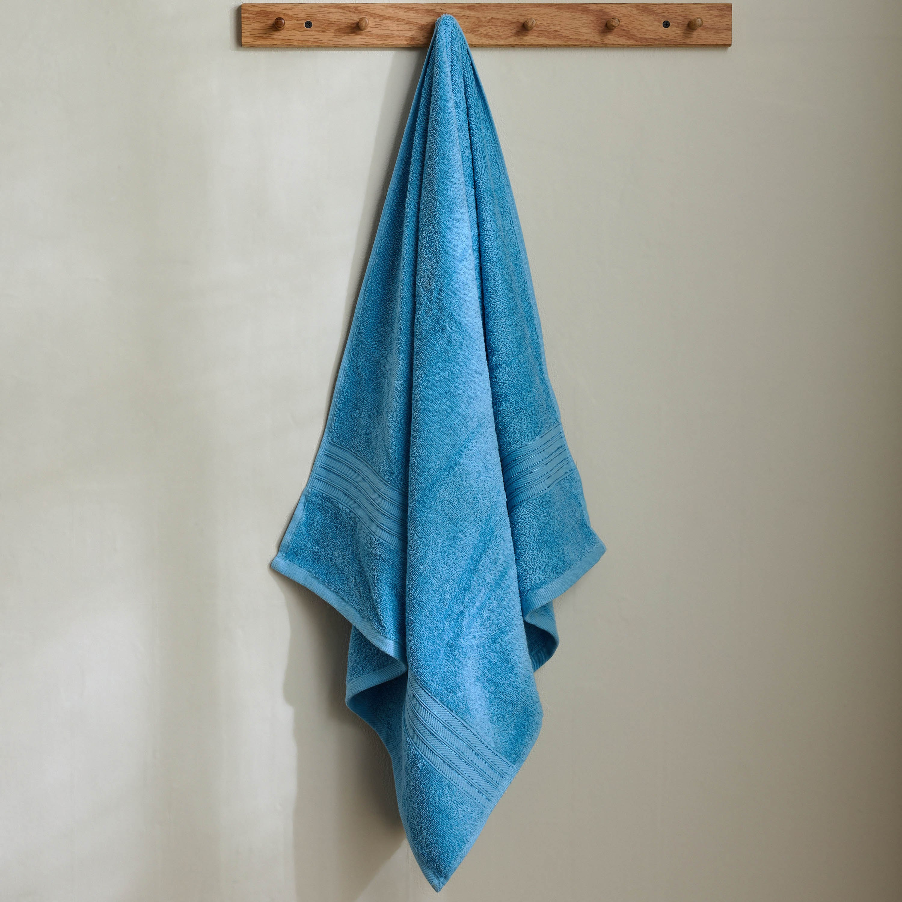Snoopy Kids Carded Bath Towel - 65x130 cm-hbxbathroom-bathroomtextiles-image-1