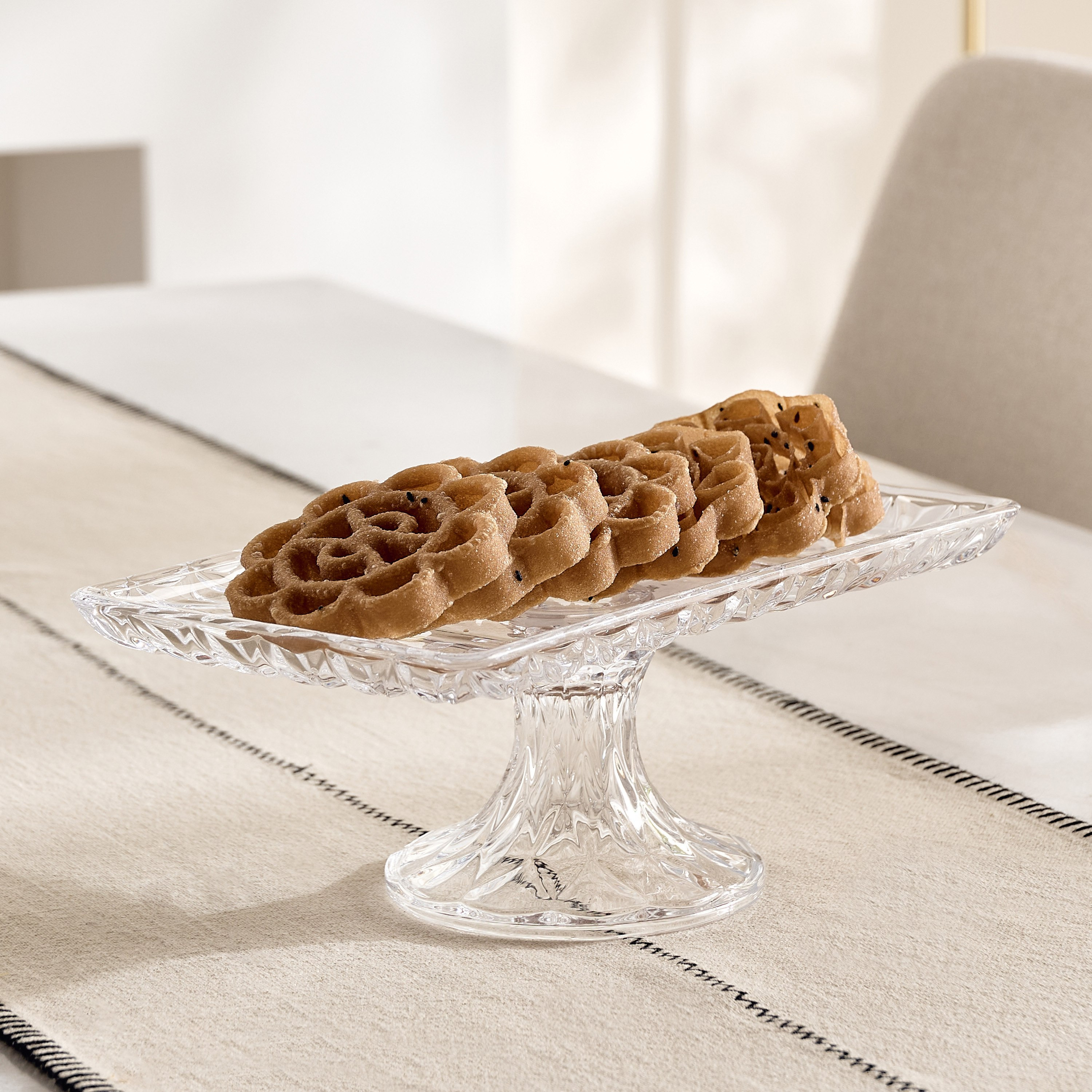 صحن تقديم زجاجي بقاعدة من جيويل - 29.7x16.3x12 سم-hbxdecorandfurnishings-tabletop-serveware-image-1