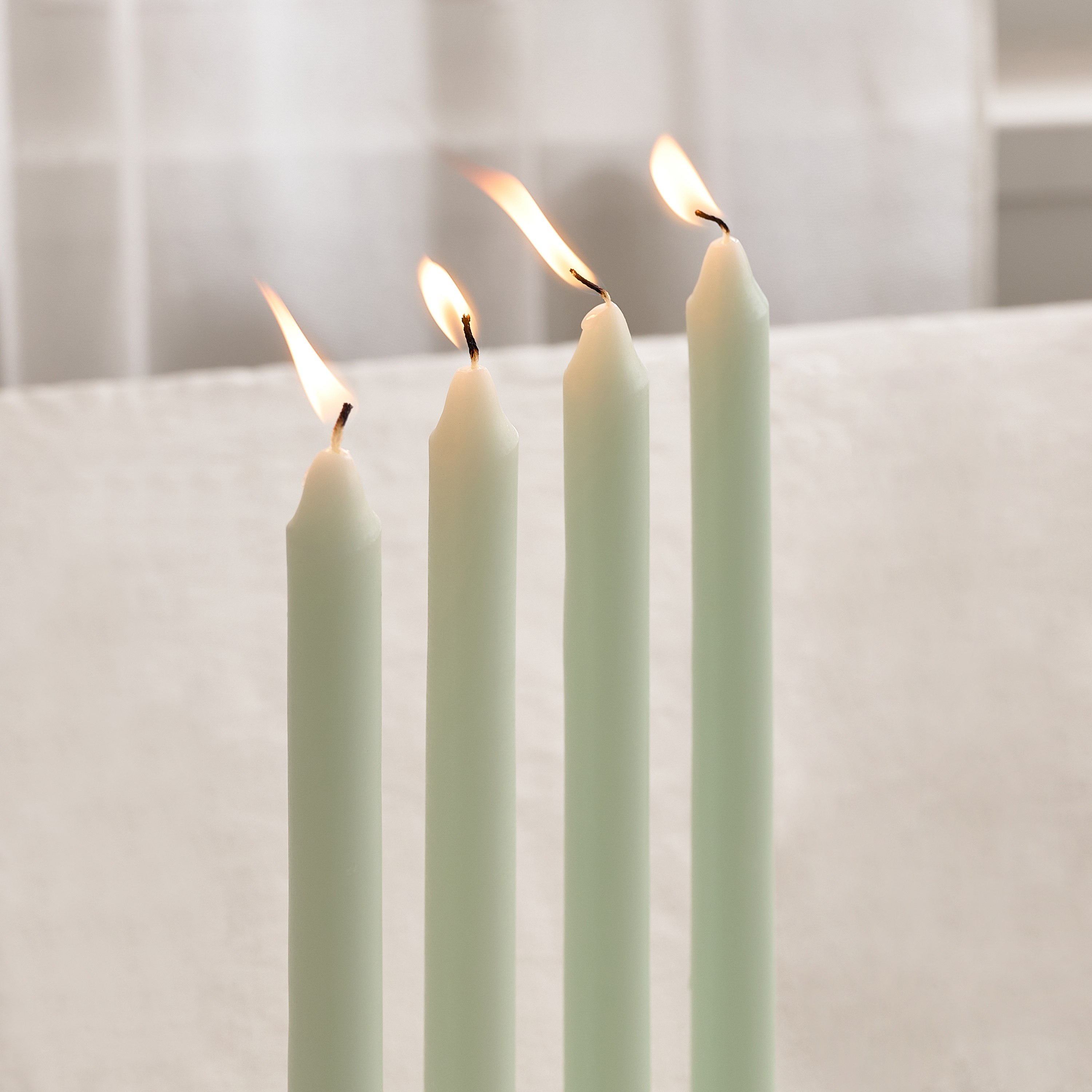 طقم شموع رفيعة مسك بيوني 4 قطع من قارا-hbxlivingroom-decorandaccessories-candles-image-3