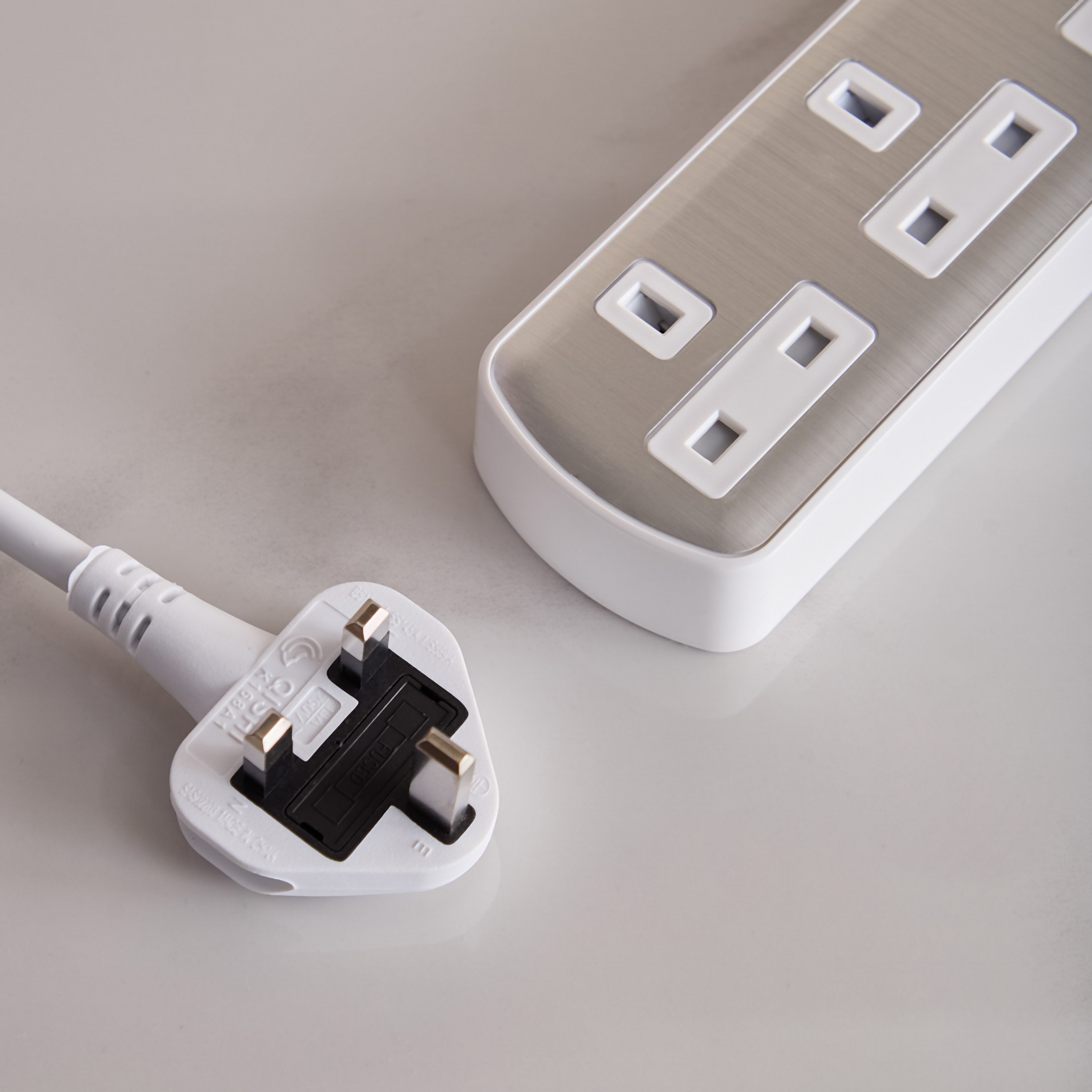 وصلة تمديد طاقة بـ4 منافذ وكابل بطول 3 أمتار من جرين هوم-hbxbedroom-lighting-lightingaccessories-image-2