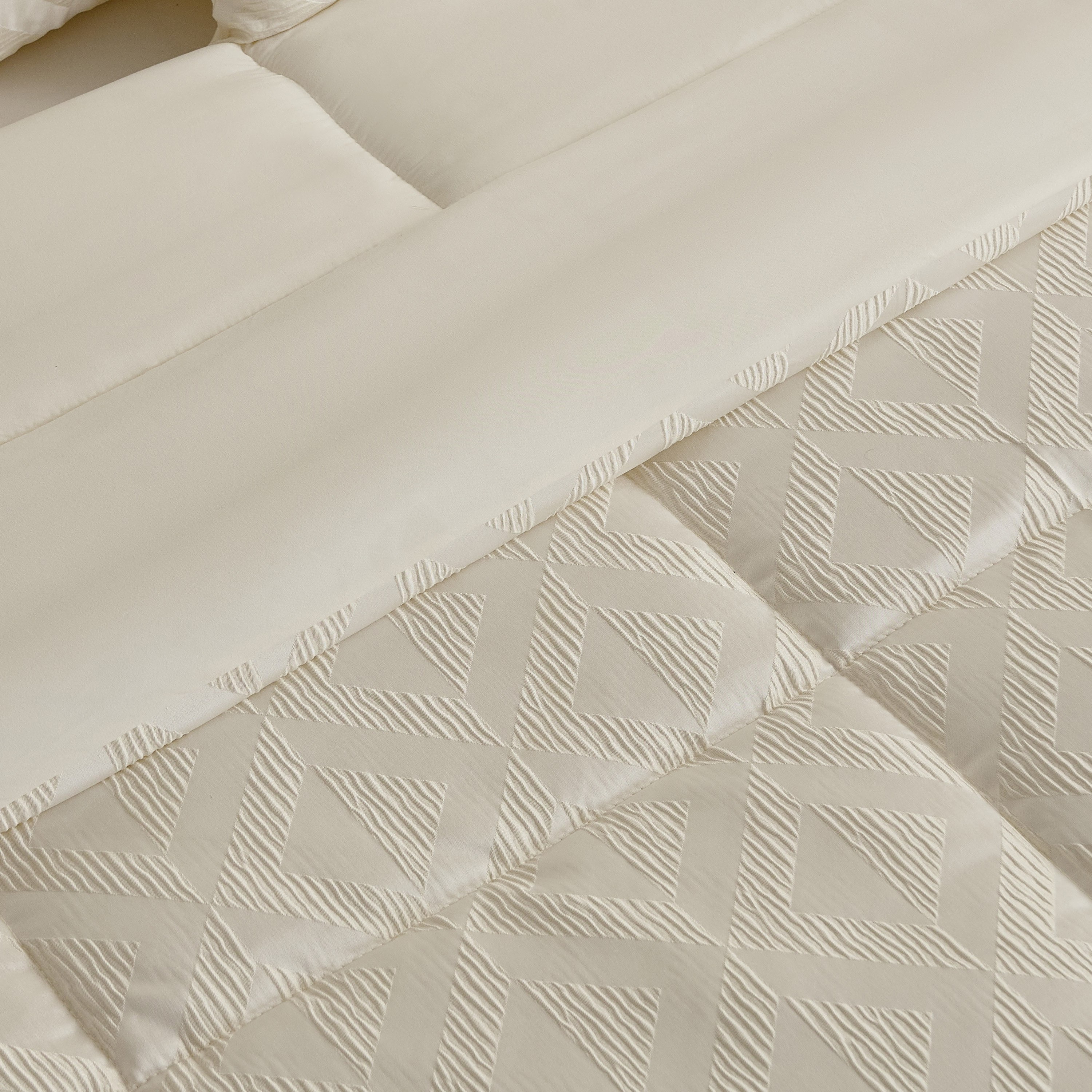 طقم لحاف سوبر كينج 10 قطع بنقشة جاكار هندسية من أرتيزان ديلوكس – 240×260 سم-hbxhomeware-hbxbedroom-image-3