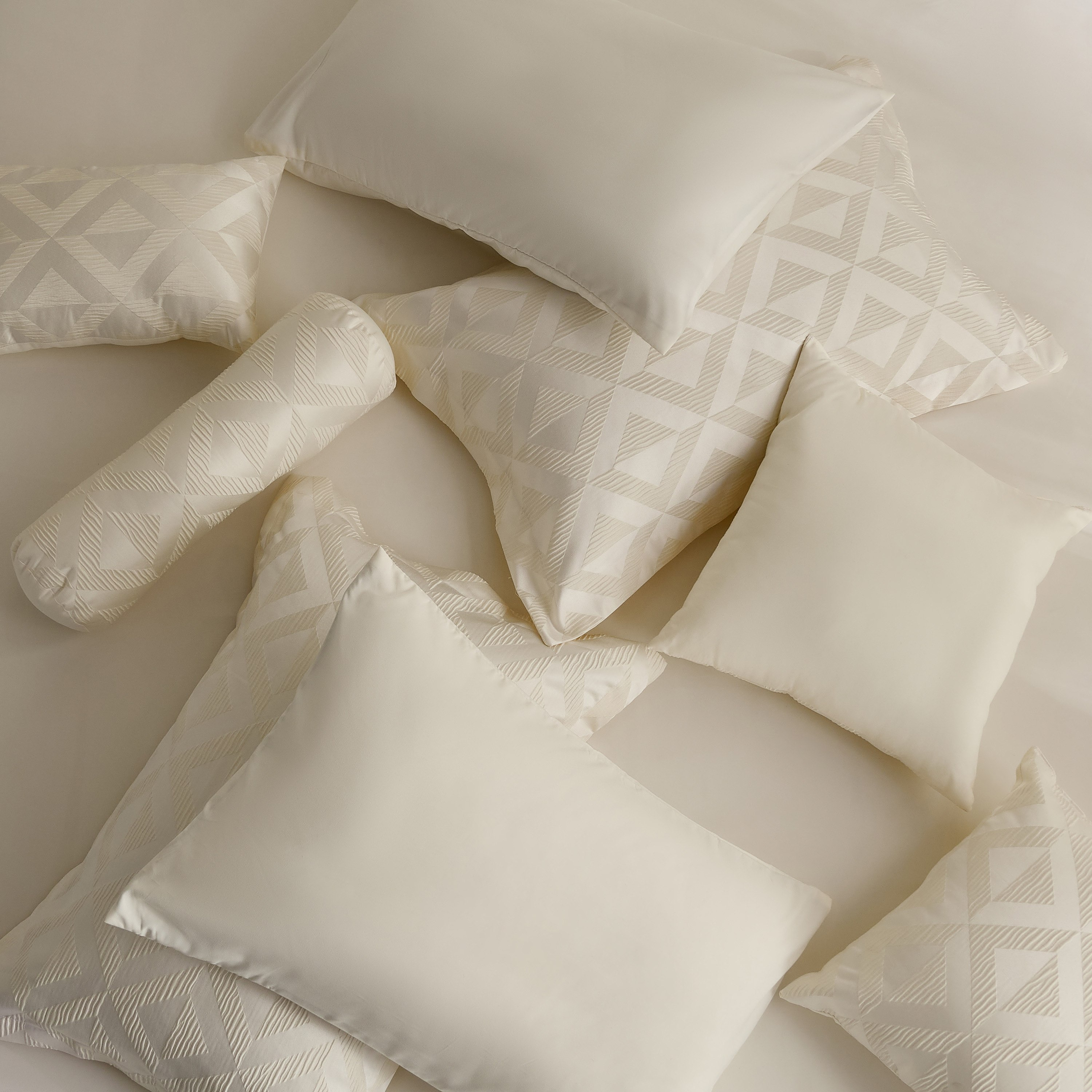 طقم لحاف سوبر كينج 10 قطع بنقشة جاكار هندسية من أرتيزان ديلوكس – 240×260 سم-hbxhomeware-hbxbedroom-image-7