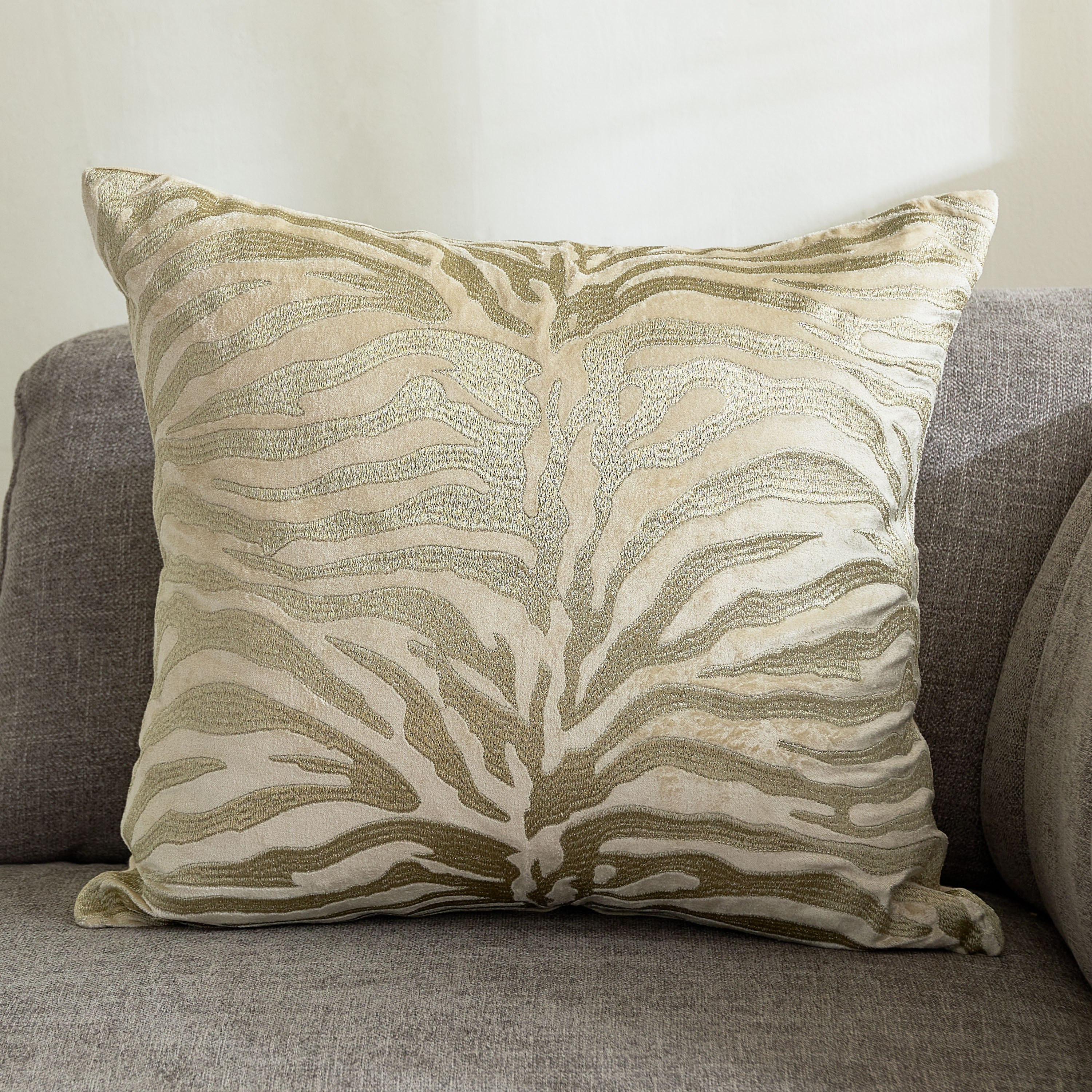 وسادة محشوة مطرزة من صحارى - 50x50 سم-hbxlivingroom-furnishings-cushionsandcovers-filledcushions-image-1