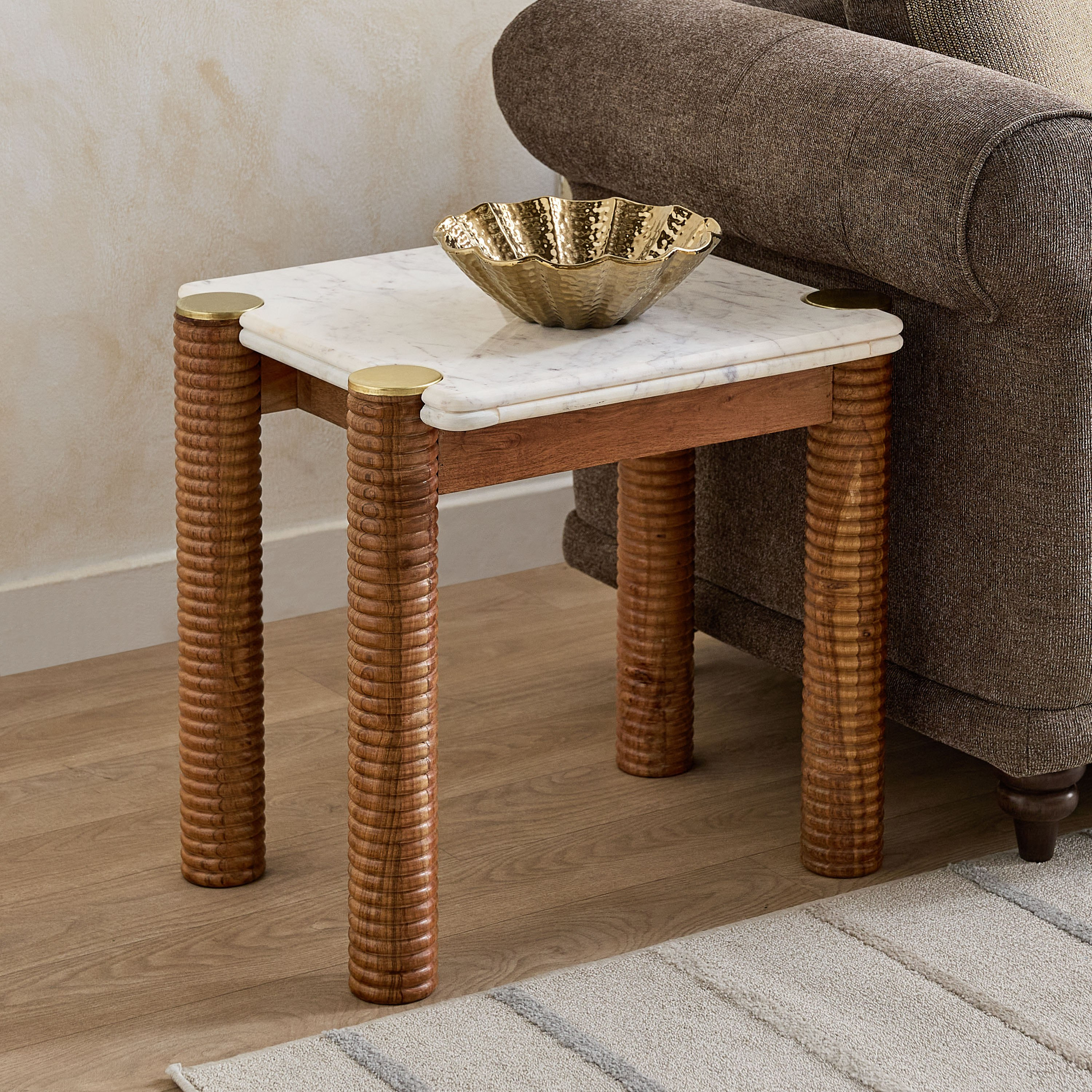 طاولة جانبية بسطح رخام أصلي وقاعدة خشب صلب كاريتو من فيندرا-hbxfurniture-livingroom-endtables-image-1