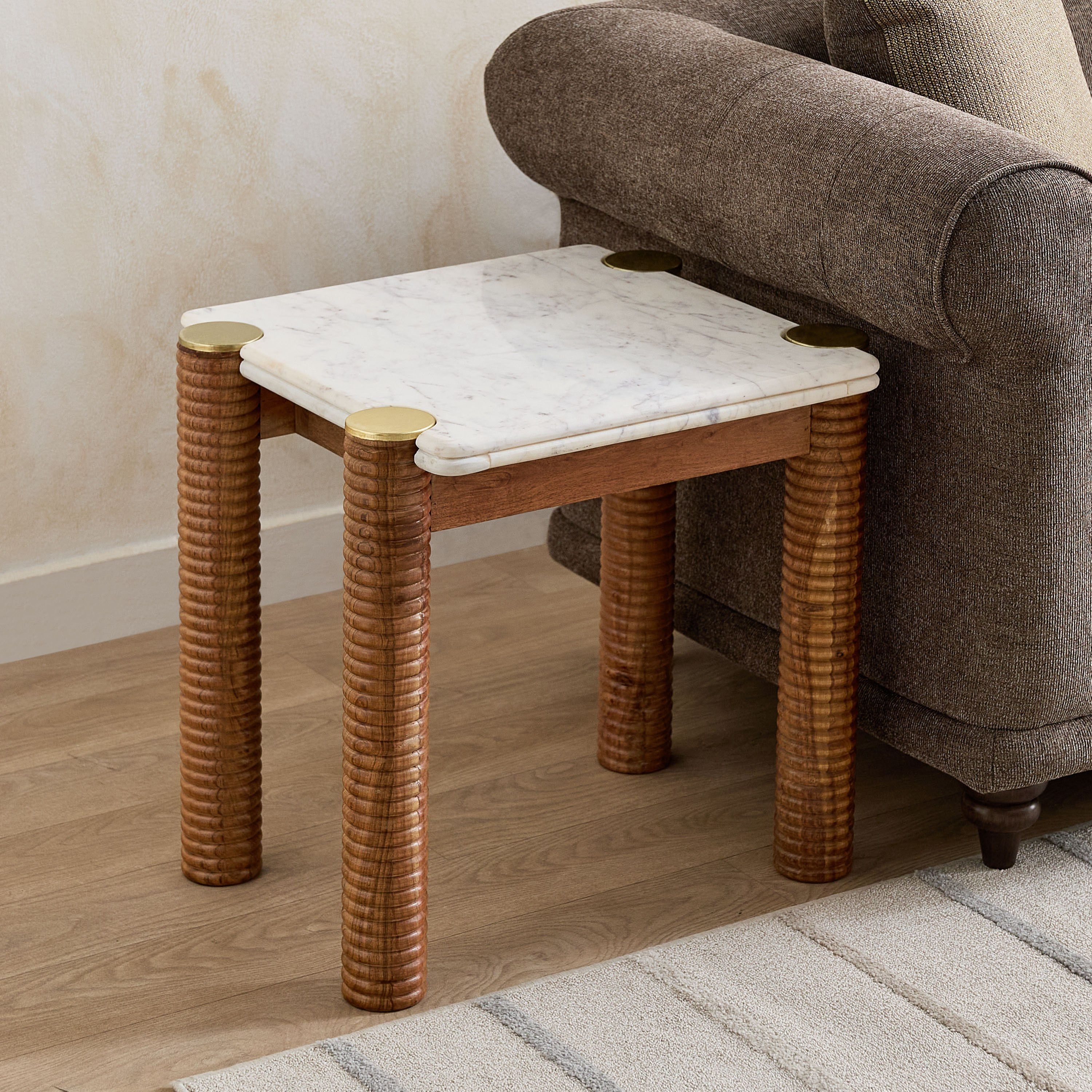 طاولة جانبية بسطح رخام أصلي وقاعدة خشب صلب كاريتو من فيندرا-hbxfurniture-livingroom-endtables-image-2