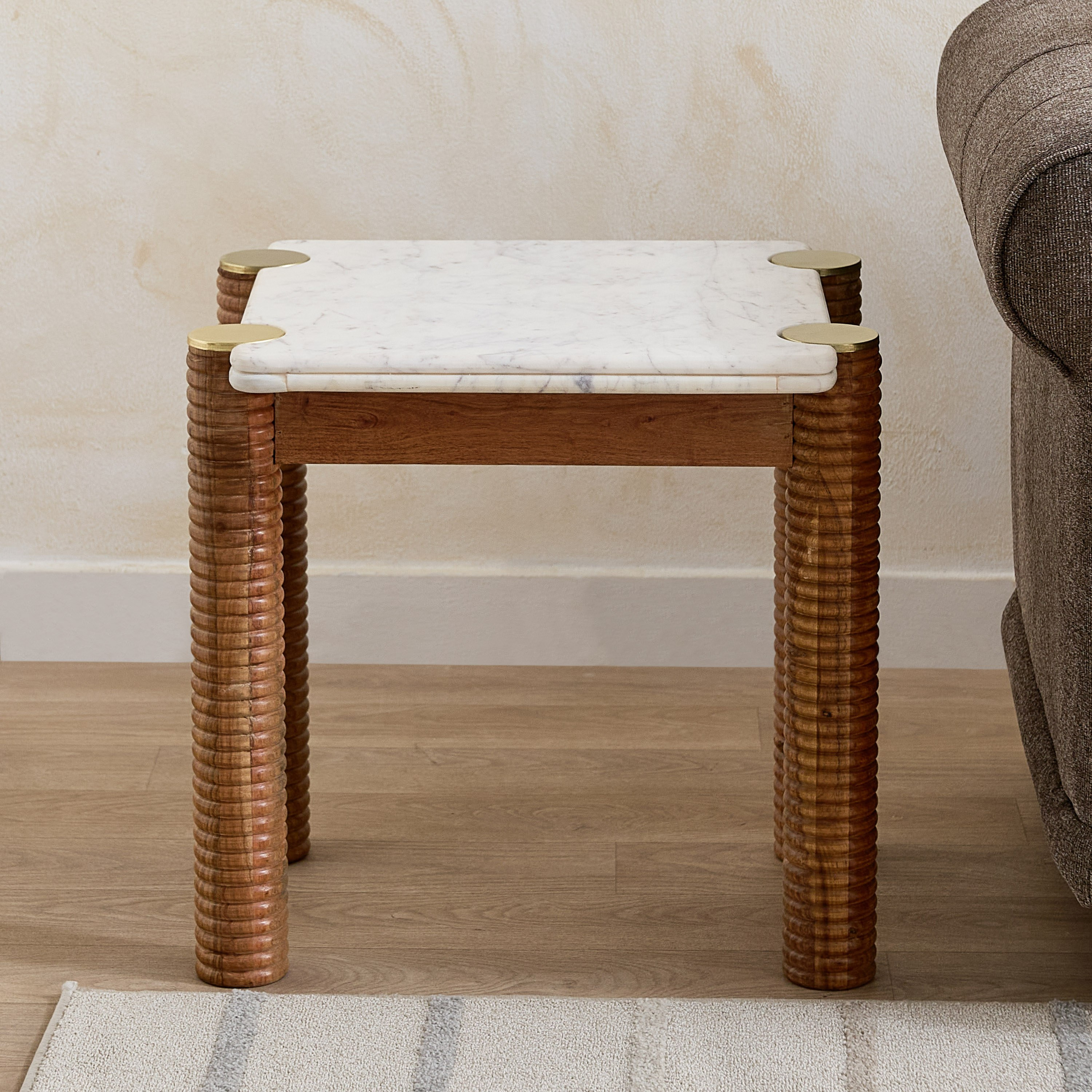 طاولة جانبية بسطح رخام أصلي وقاعدة خشب صلب كاريتو من فيندرا-hbxfurniture-livingroom-endtables-image-3