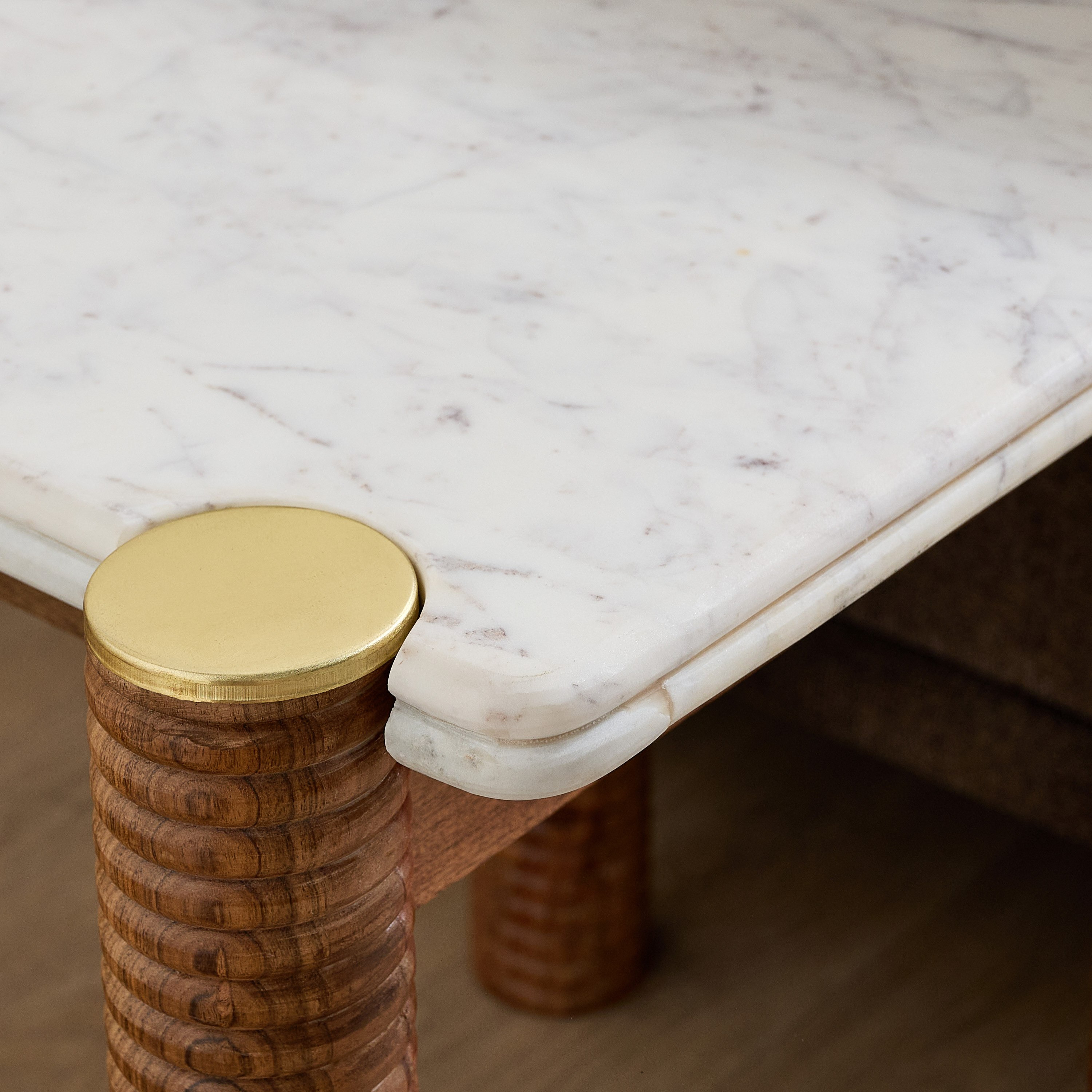 طاولة جانبية بسطح رخام أصلي وقاعدة خشب صلب كاريتو من فيندرا-hbxfurniture-livingroom-endtables-image-4