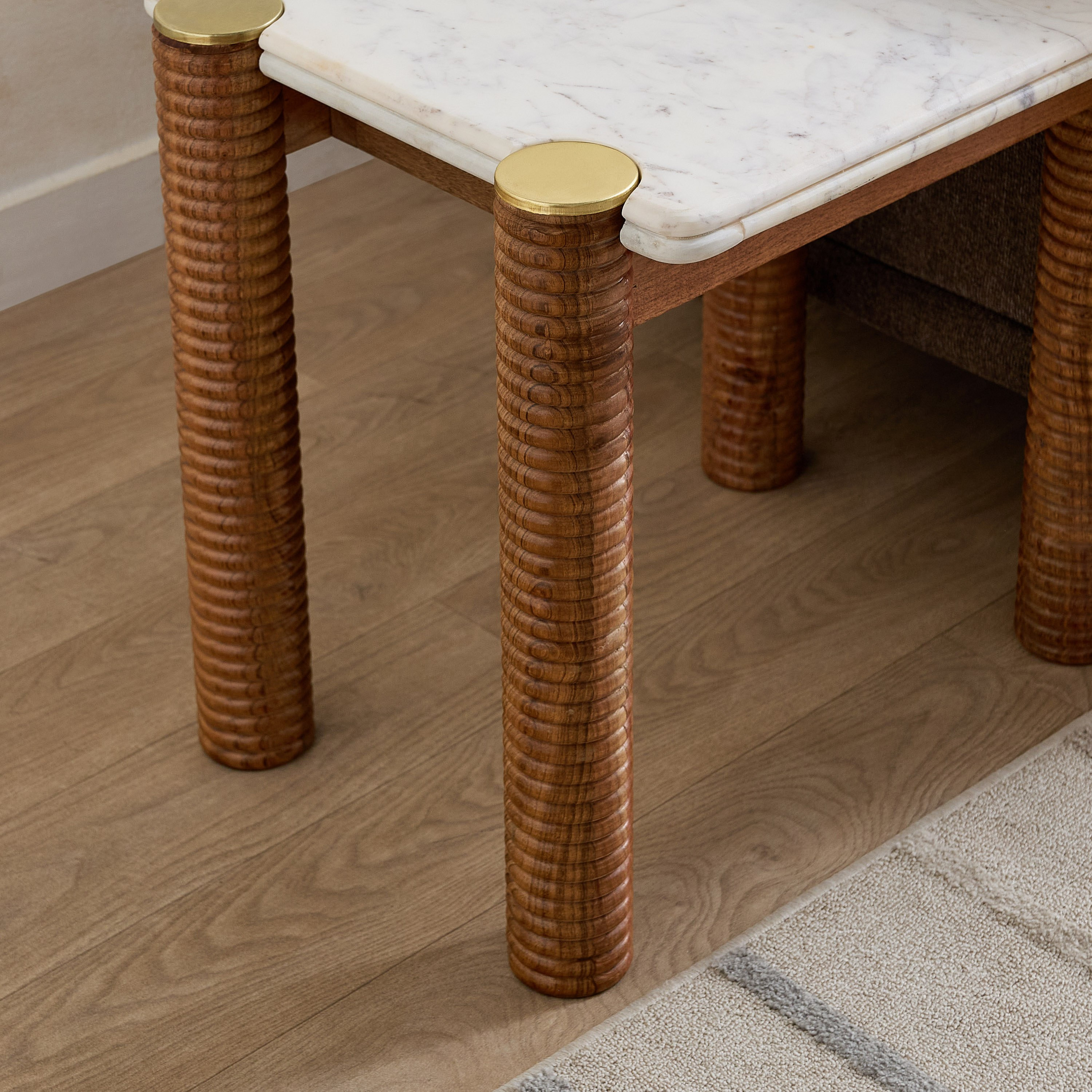 طاولة جانبية بسطح رخام أصلي وقاعدة خشب صلب كاريتو من فيندرا-hbxfurniture-livingroom-endtables-image-6