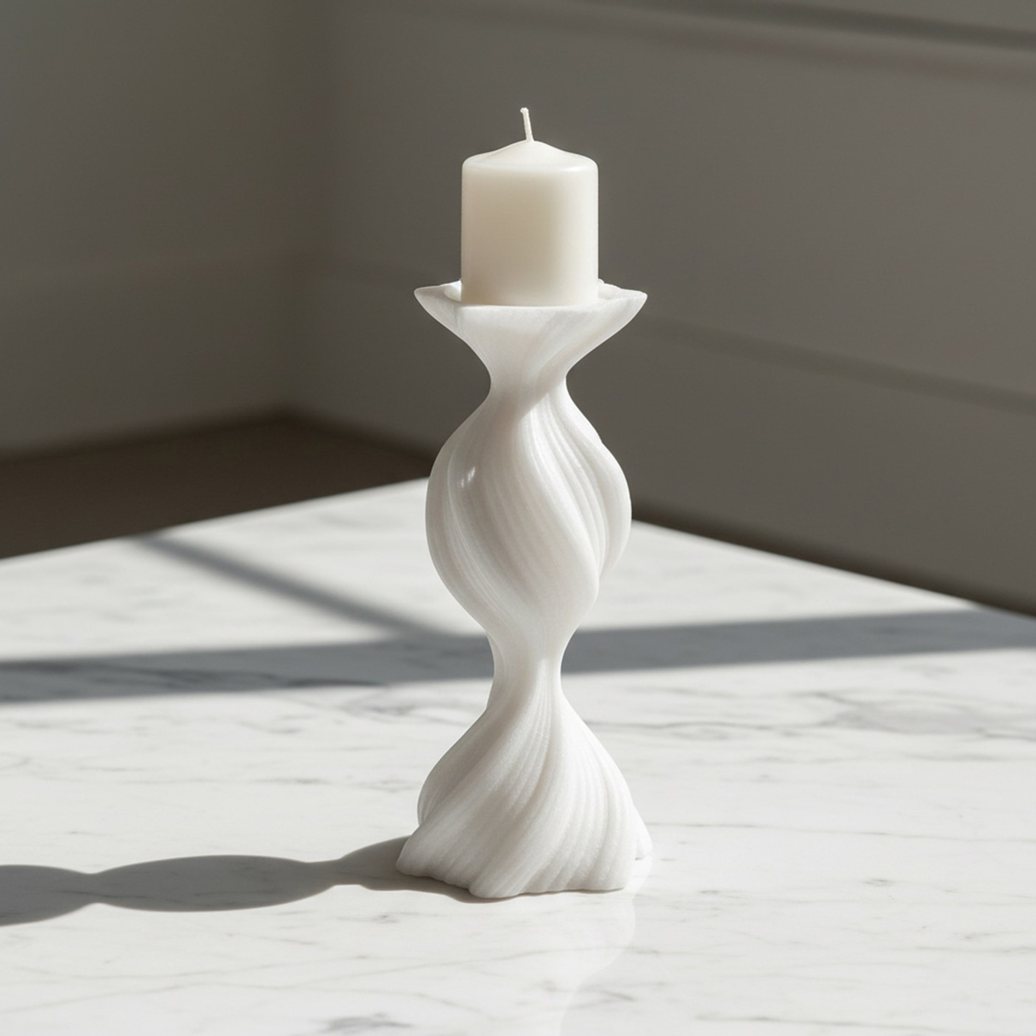 حامل شموع عمودية ديكور رخام فاخر كليفورد أورا من مونوكروم - 13.3x13.3x29.8 سم-hbxlivingroom-decorandaccessories-candleholders-image-1