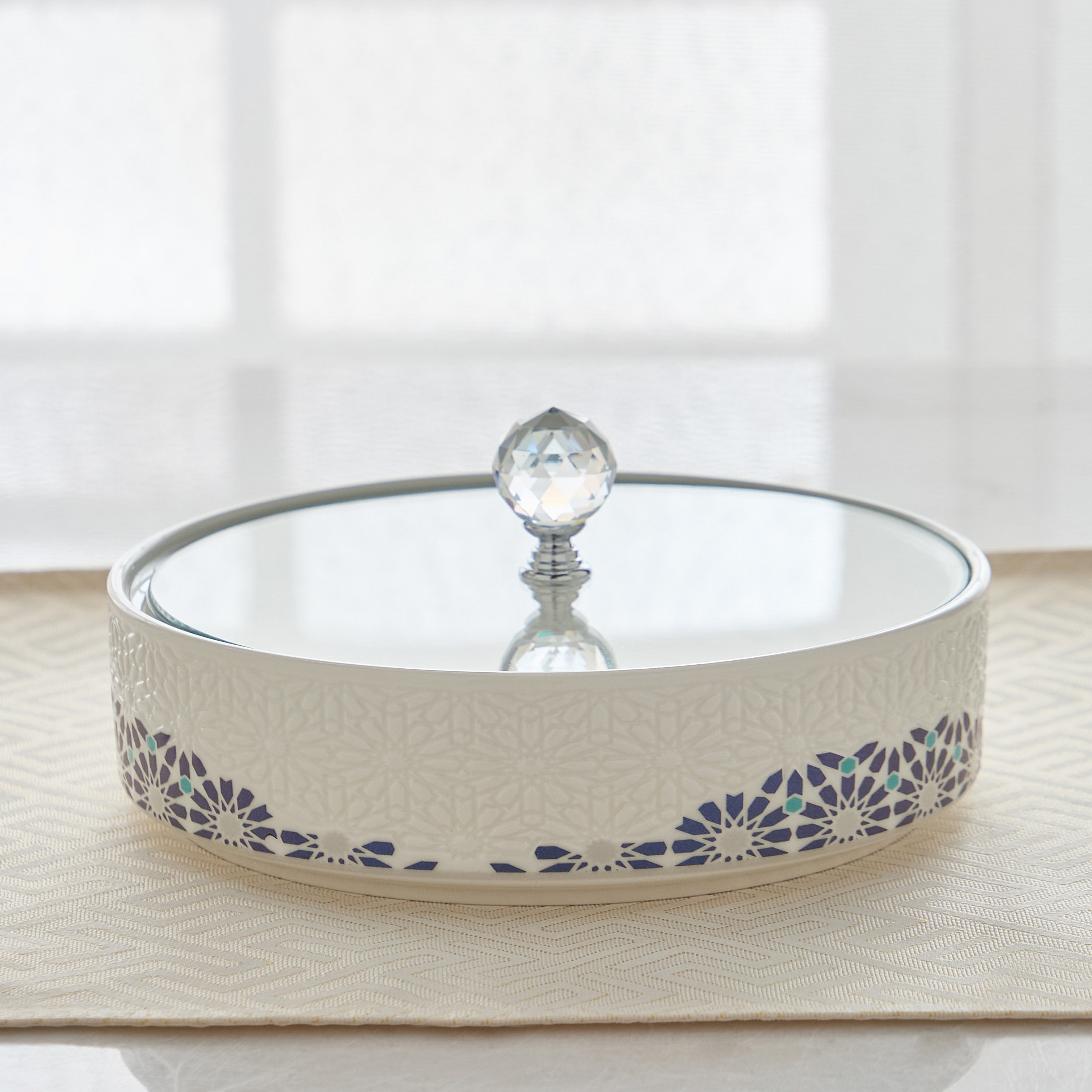 صندوق حلوى بغطاء من أوركيد - 18.5 سم-hbxdecorandfurnishings-tabletop-serveware-image-1