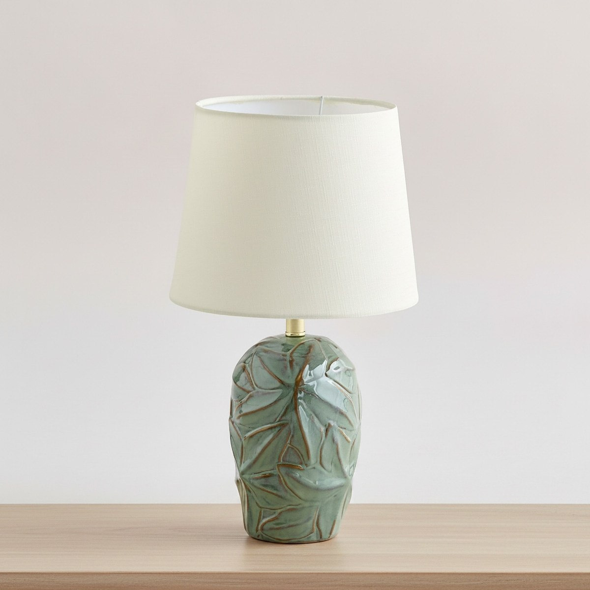 مصباح طاولة سيراميك لامع وعاكس مع غطاء كتان من أمالفي - 42x25 سم-hbxlivingroom-lighting-tablelamps-image-1