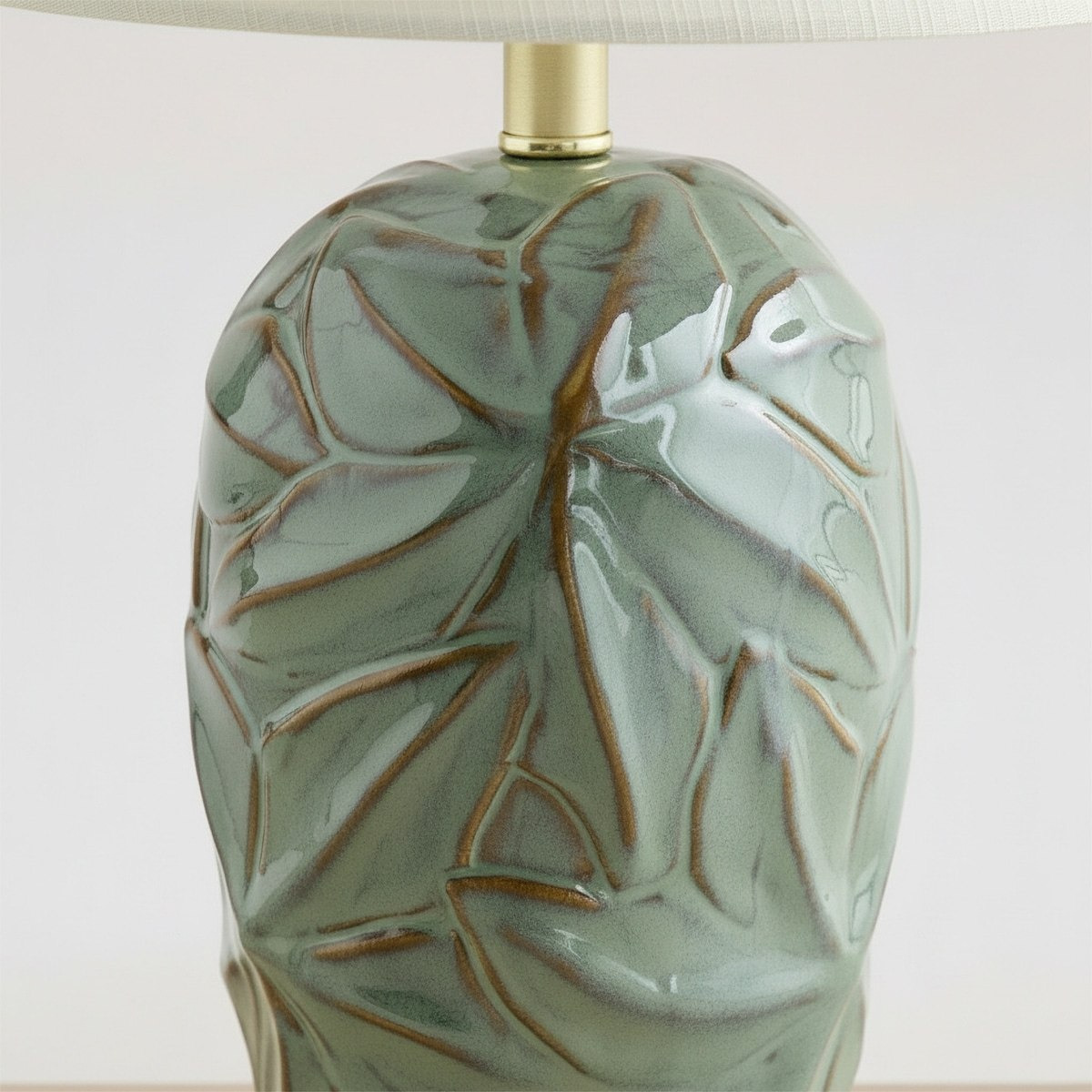 مصباح طاولة سيراميك لامع وعاكس مع غطاء كتان من أمالفي - 42x25 سم-hbxlivingroom-lighting-tablelamps-image-4