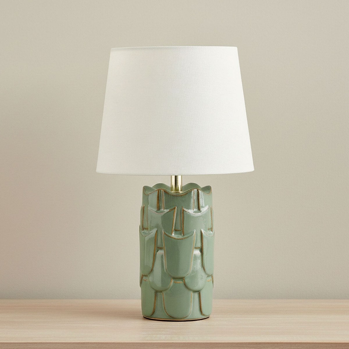 مصباح طاولة سيراميك عاكس ولامع مع غطاء كتان من أمالفي - 43x25 سم-hbxlivingroom-lighting-tablelamps-image-1