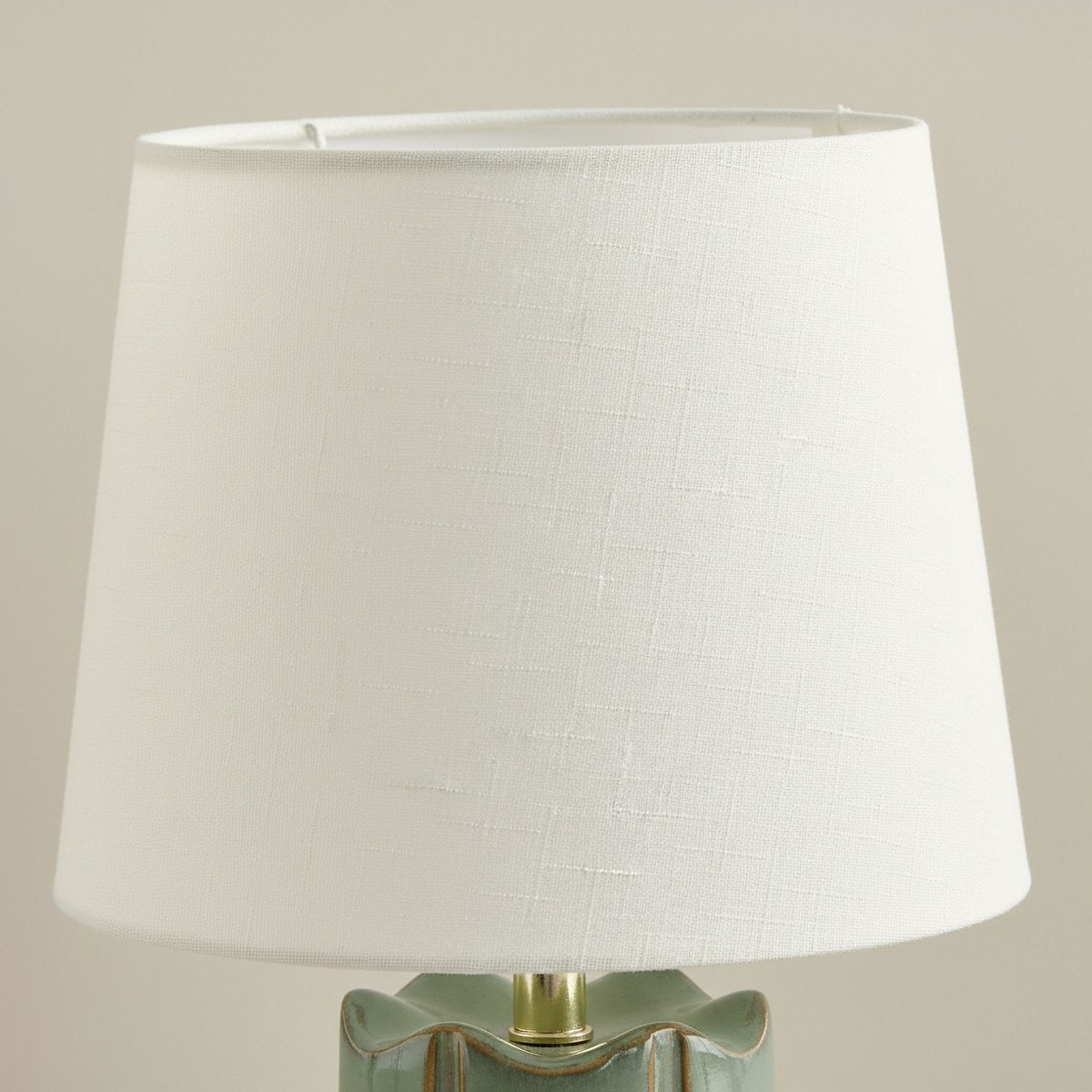 مصباح طاولة سيراميك عاكس ولامع مع غطاء كتان من أمالفي - 43x25 سم-hbxlivingroom-lighting-tablelamps-image-3