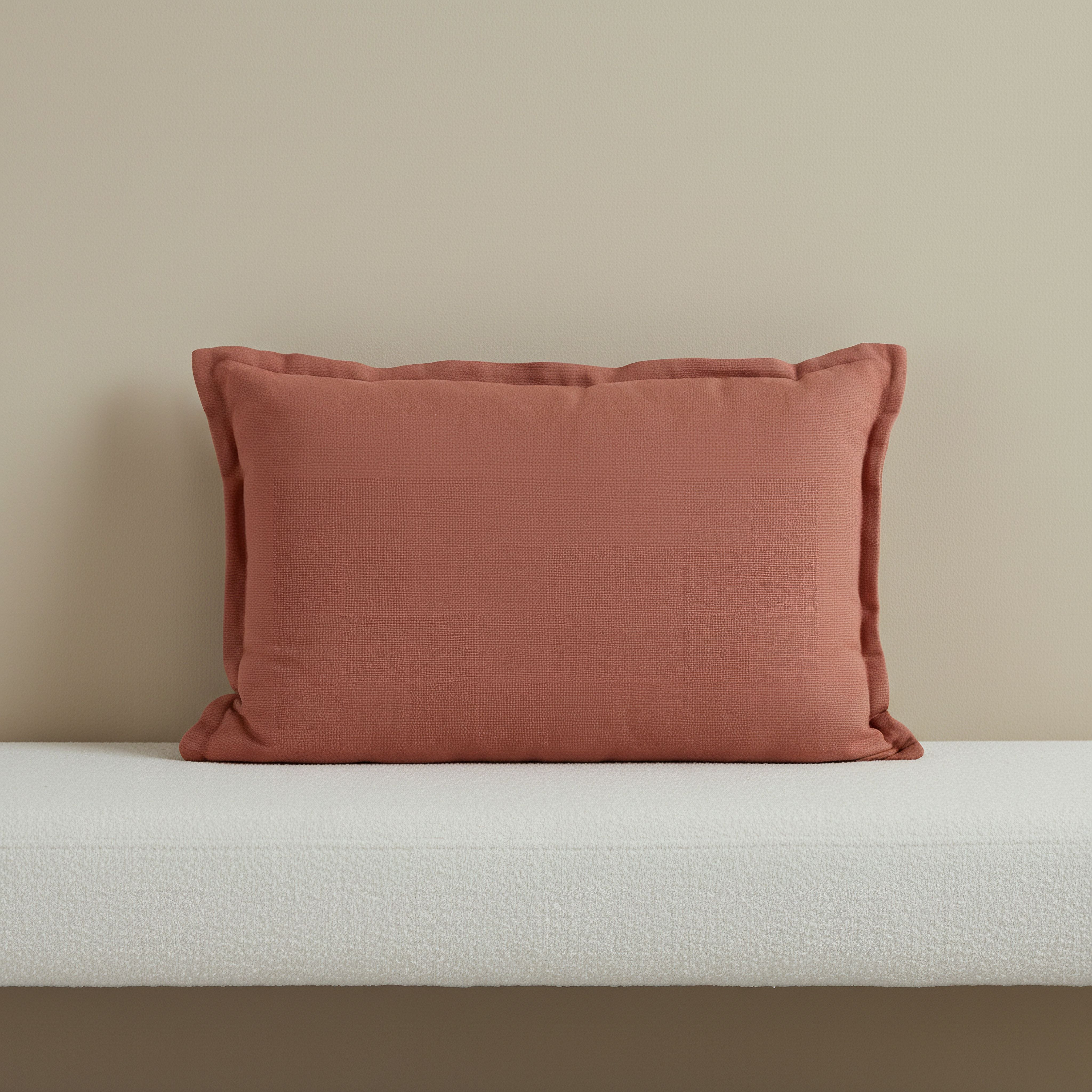 وسادة محشوة سادة إزرا من أتلانتا - 40x60 سم-hbxhomeware-hbxbedroom-image-1