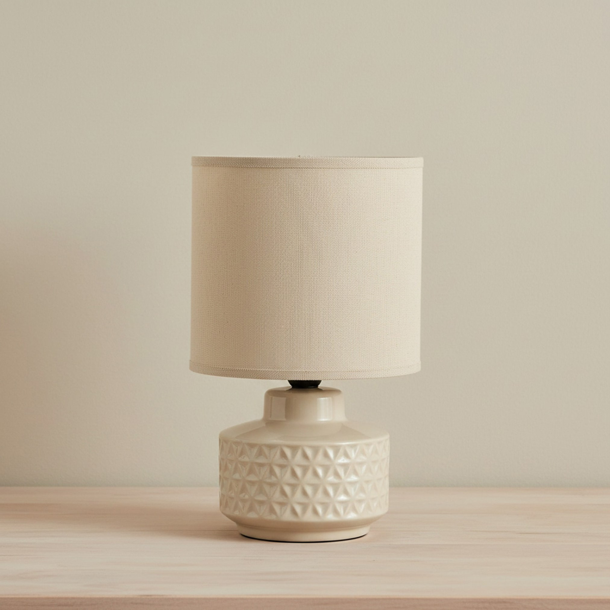 مصباح طاولة سيراميك مزجّج بغطاء كتان من جليتون - 18x18x30 سم-hbxlivingroom-lighting-tablelamps-image-1