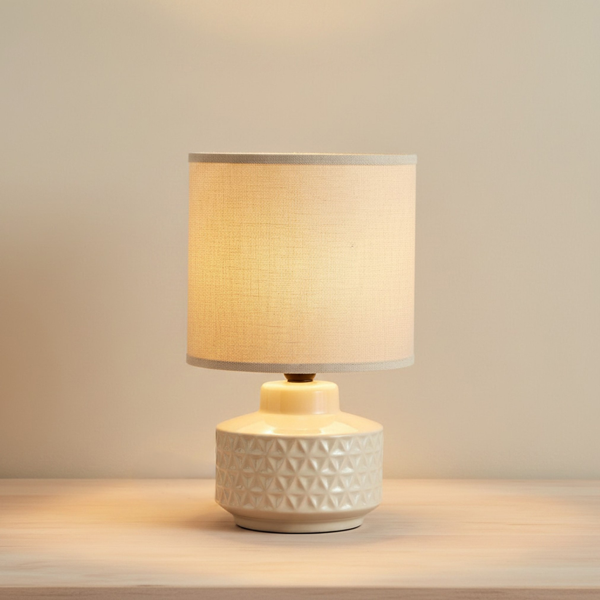 مصباح طاولة سيراميك مزجّج بغطاء كتان من جليتون - 18x18x30 سم-hbxlivingroom-lighting-tablelamps-image-2
