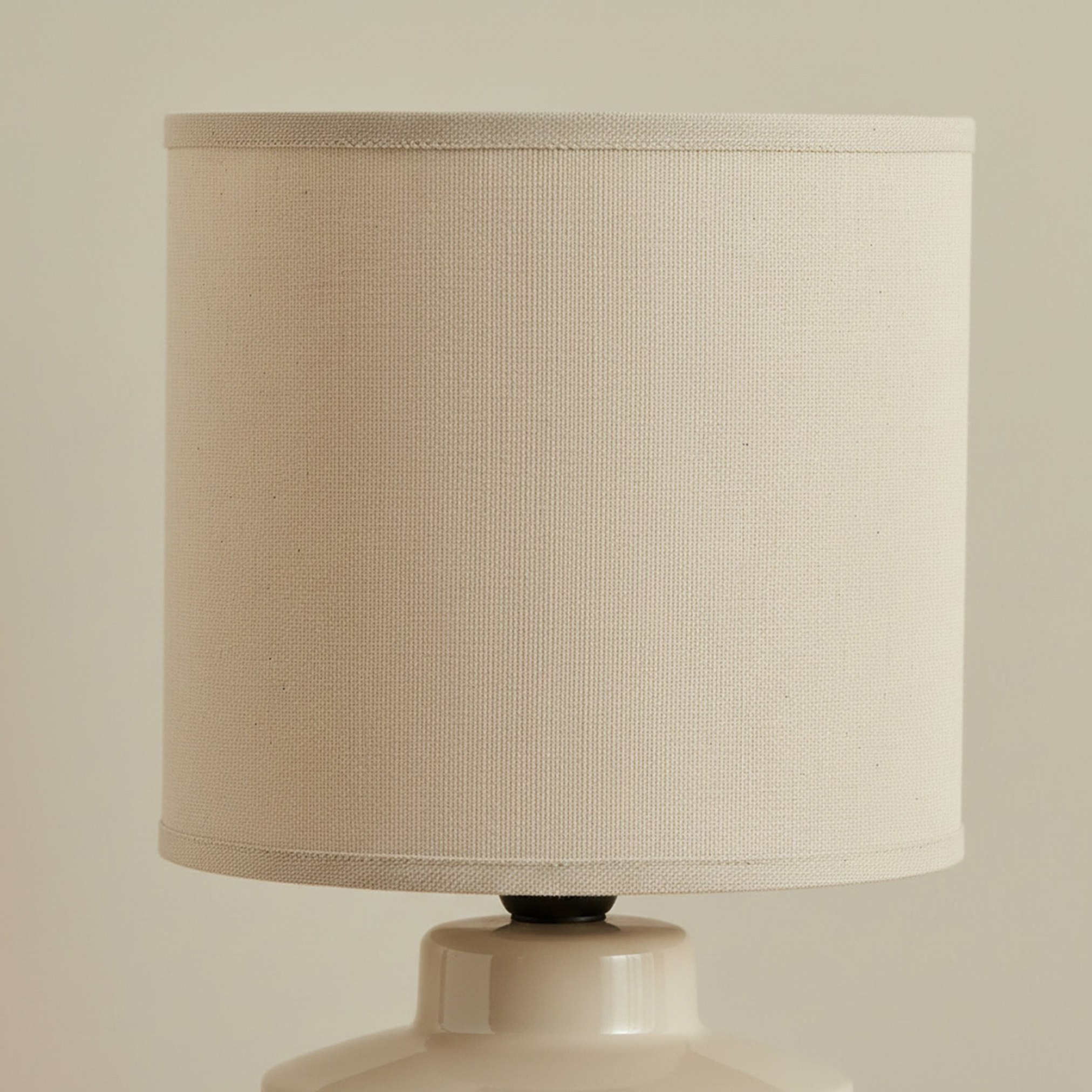 مصباح طاولة سيراميك مزجّج بغطاء كتان من جليتون - 18x18x30 سم-hbxlivingroom-lighting-tablelamps-image-3