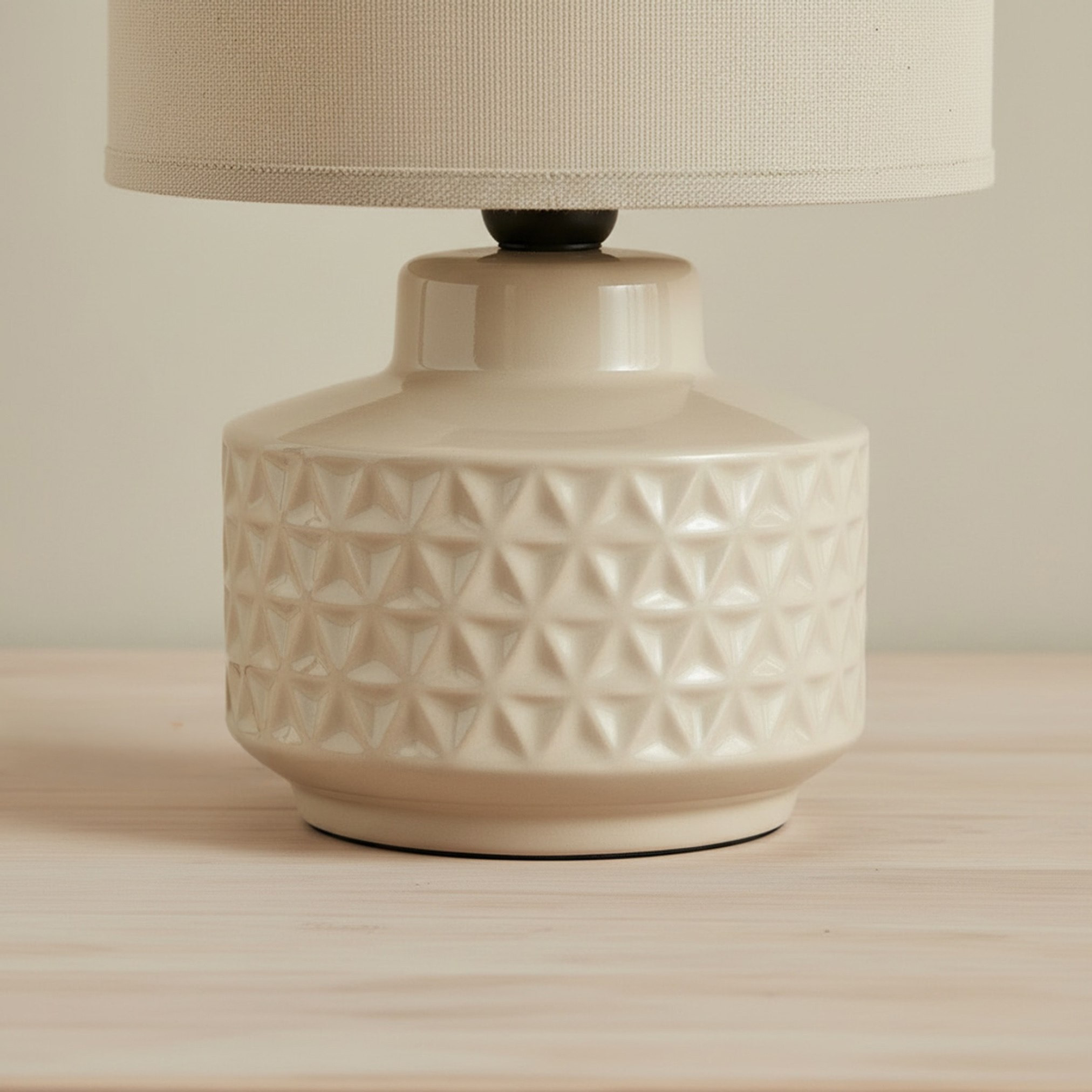 مصباح طاولة سيراميك مزجّج بغطاء كتان من جليتون - 18x18x30 سم-hbxlivingroom-lighting-tablelamps-image-4