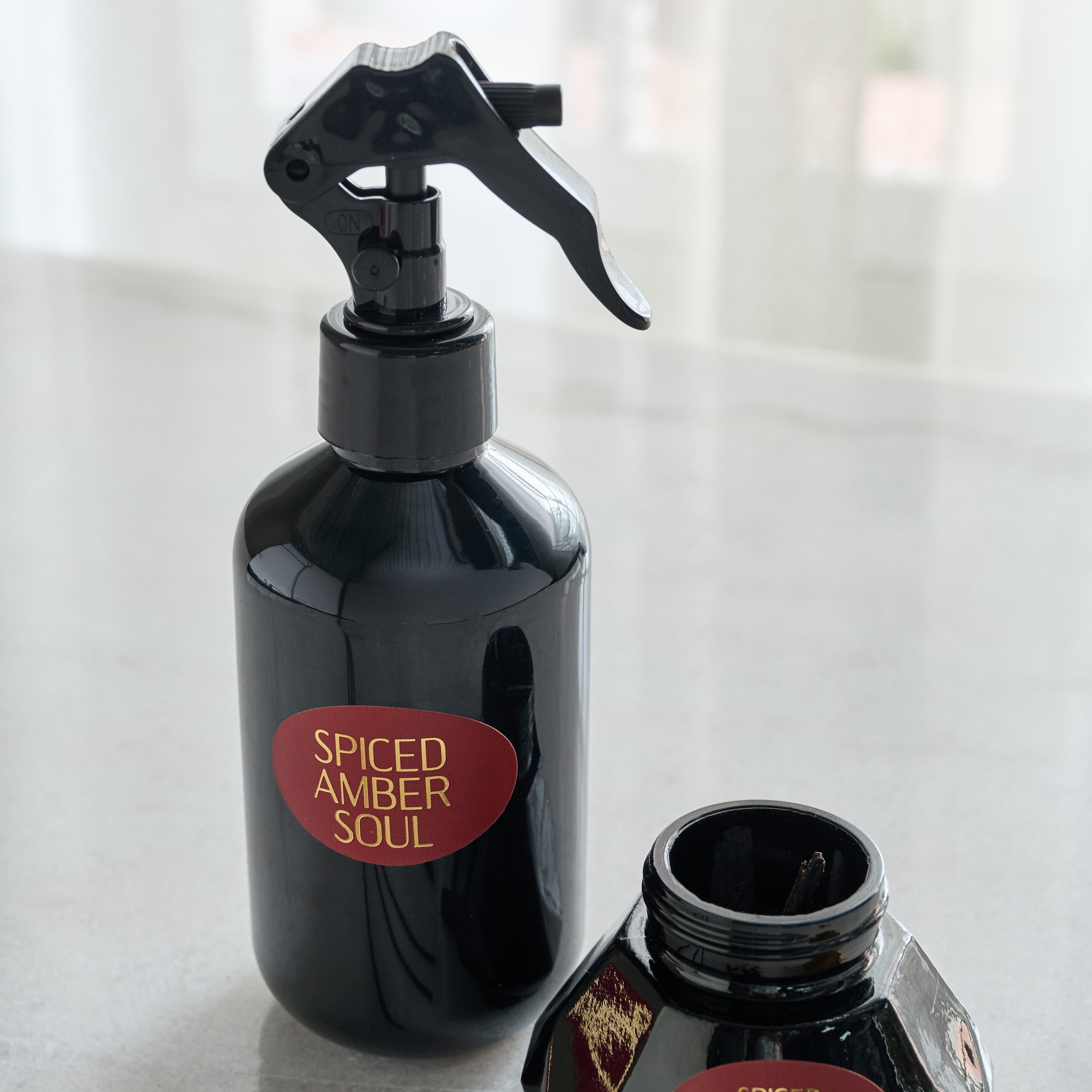 طقم هدايا سبايسد عنبر 4 قطع ومعطر جو وعود معطر وأعواد بخور وبخور كاد من برخ-hbxdecorandfurnishings-homefragrance-roomfreshnersandaromamist-image-3