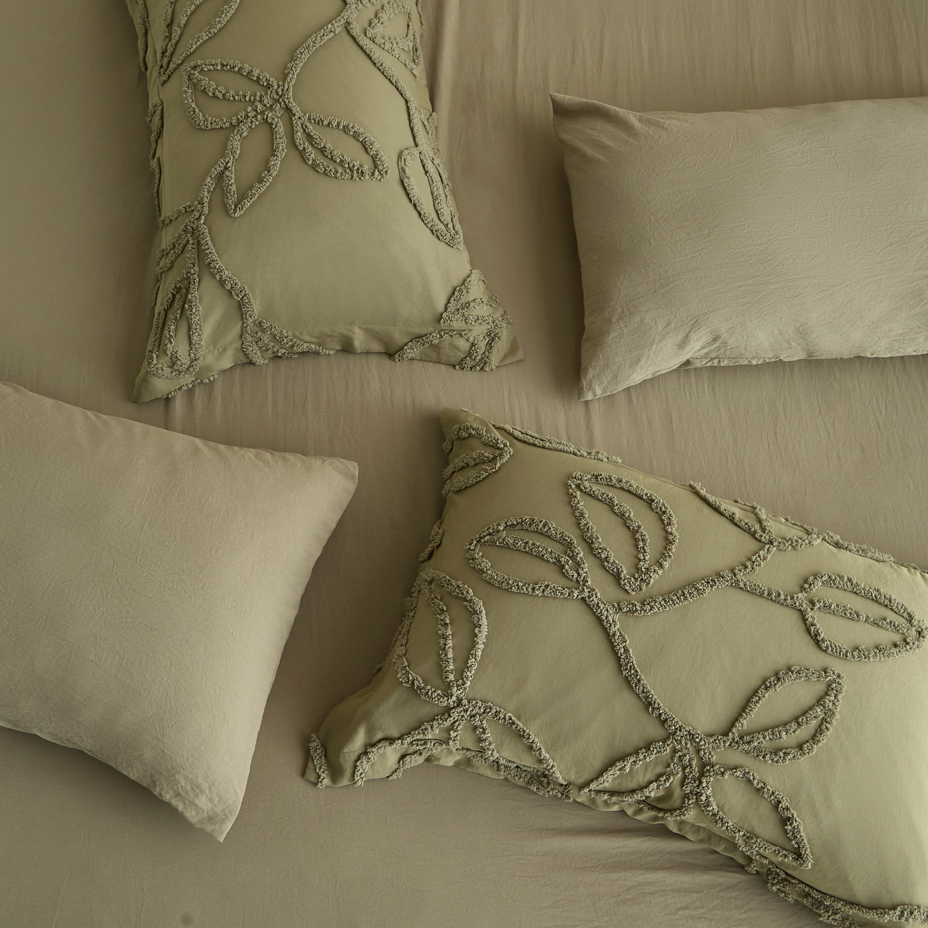 Braxton Tuft Leaf 7-Piece Super King BIAB Comforter Set - 240x260 cm-hbxhomeware-hbxbedroom-image-7
