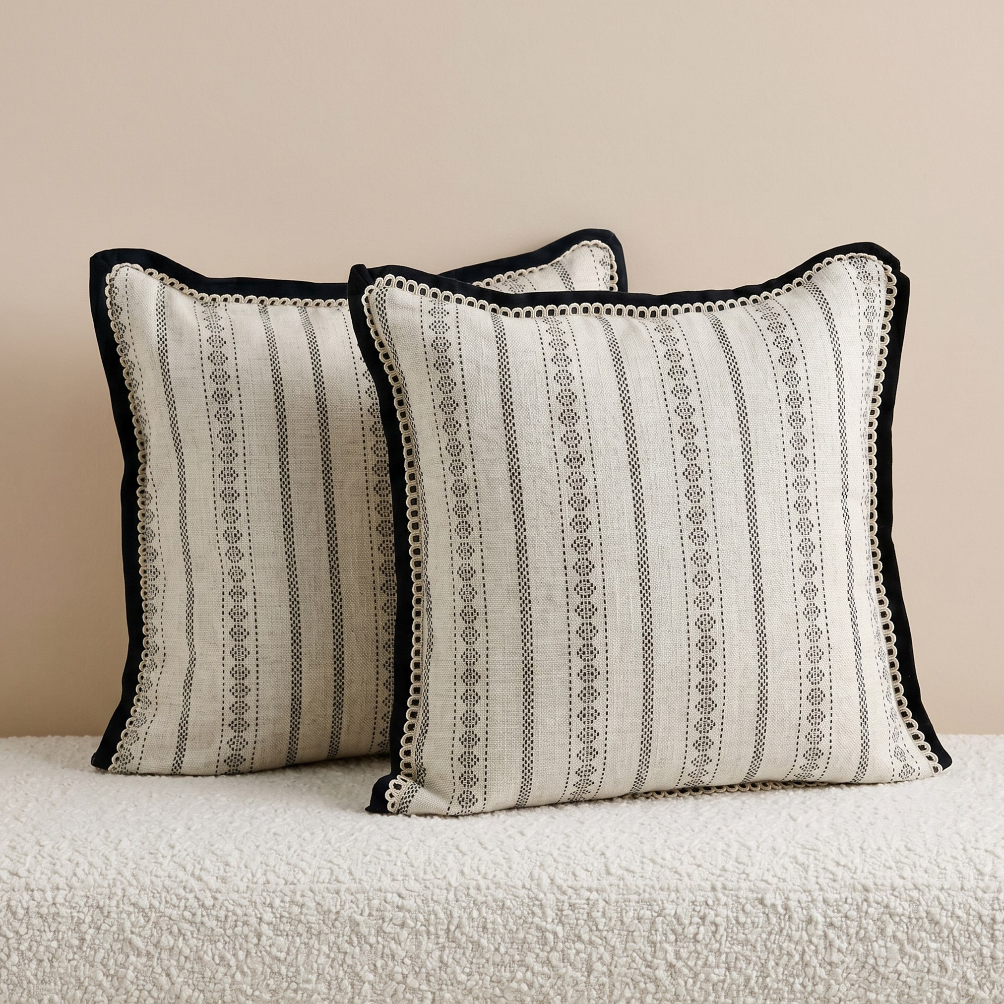 وسادة محشوة مخططة من كوزي ديو - 50x50 سم-hbxhomeware-hbxbedroom-image-1