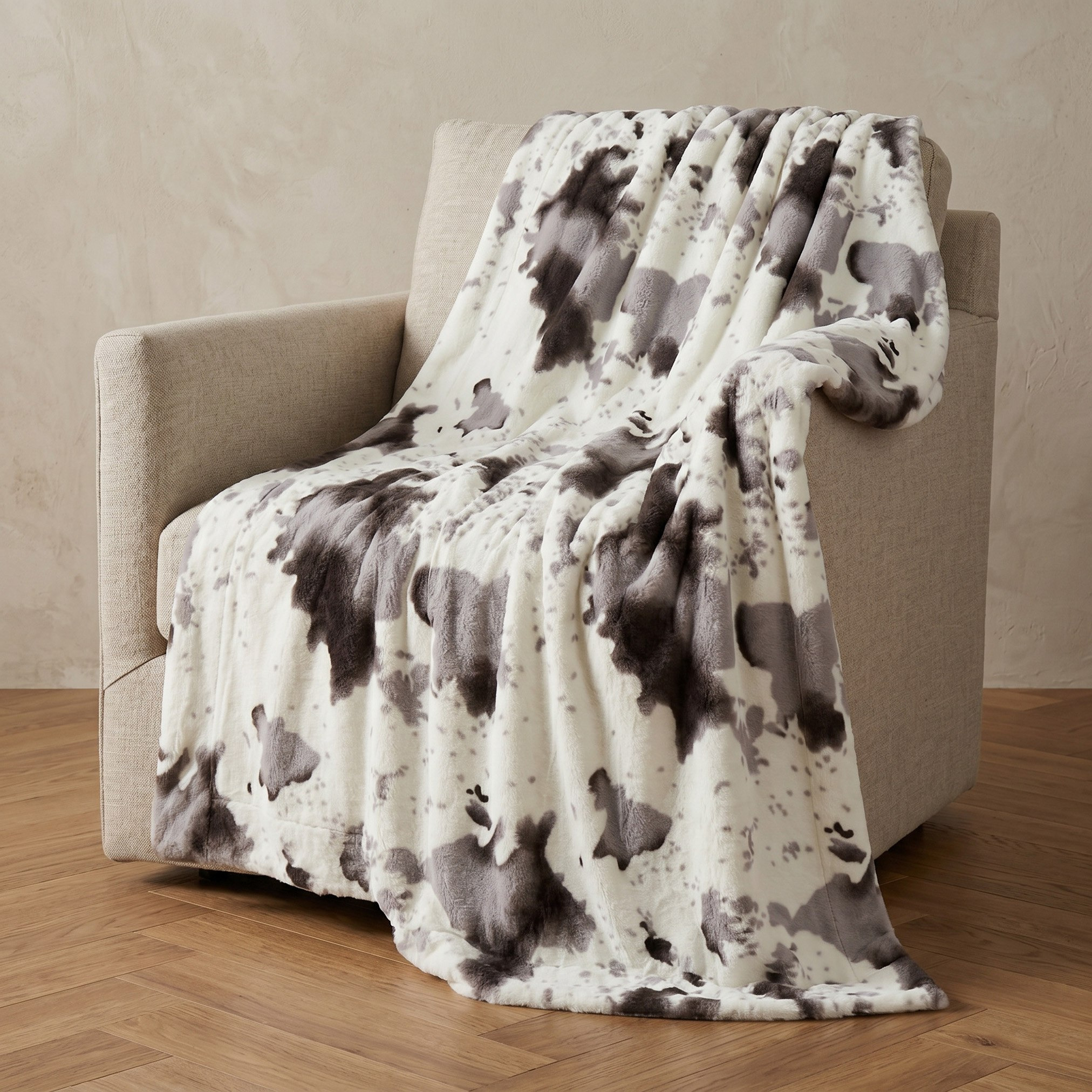 Cozy Plush Animal Cowhide Print Throw - 130x170 cm-hbxhomeware-hbxbedroom-image-1