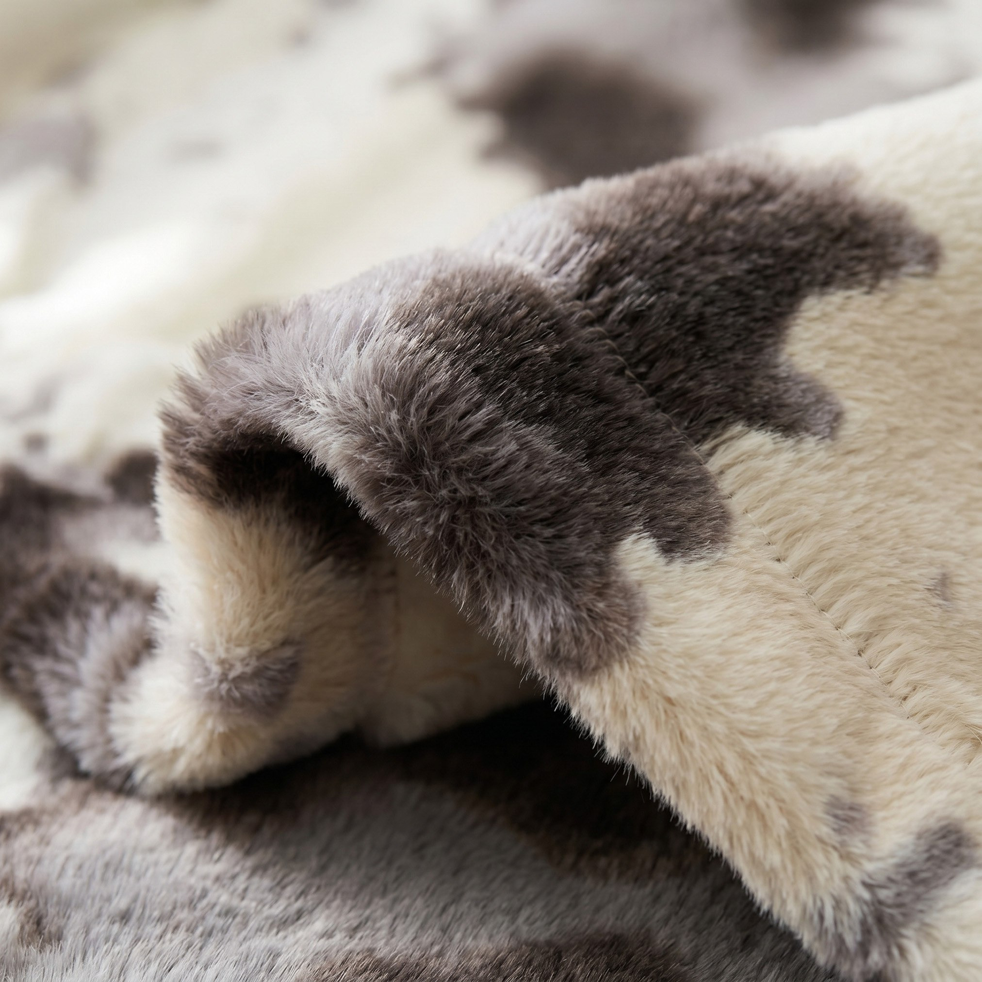 Cozy Plush Animal Cowhide Print Throw - 130x170 cm-hbxhomeware-hbxbedroom-image-2
