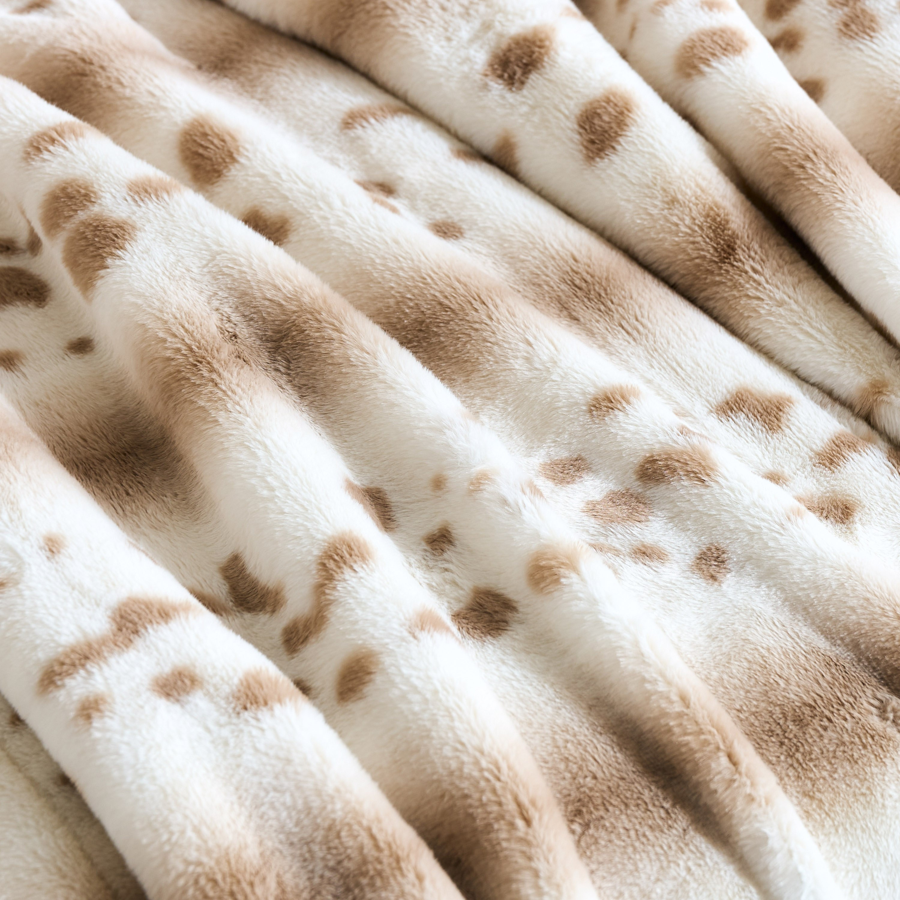 Cozy Plush Animal Leo Print Throw - 130x170 cm-hbxhomeware-hbxbedroom-image-2
