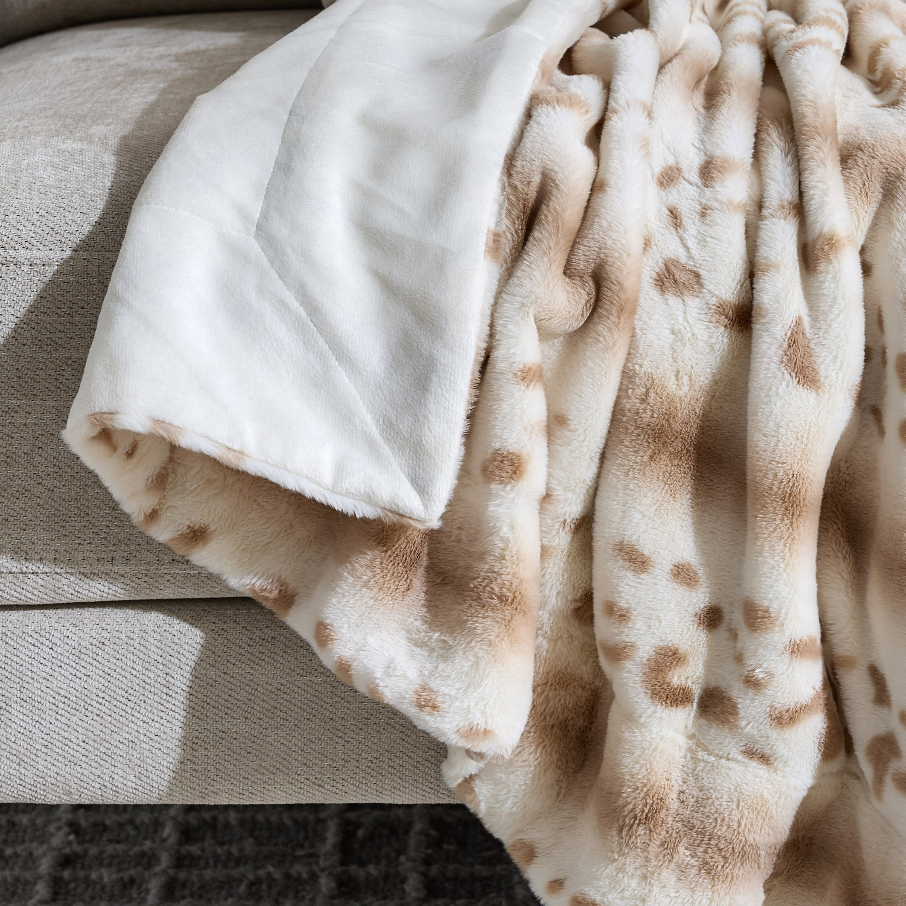 Cozy Plush Animal Leo Print Throw - 130x170 cm-hbxhomeware-hbxbedroom-image-3