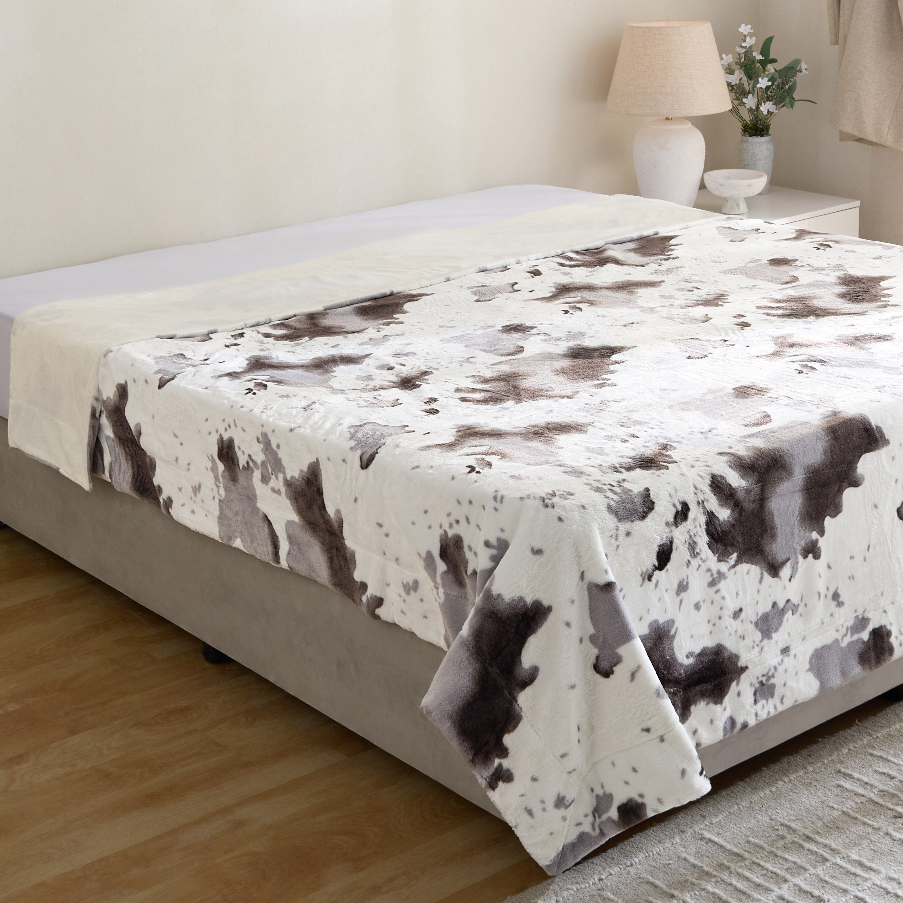 Cozy Plush Animal Cowhide Print Twin Blanket - 150x220 cm-hbxhomeware-hbxbedroom-image-2