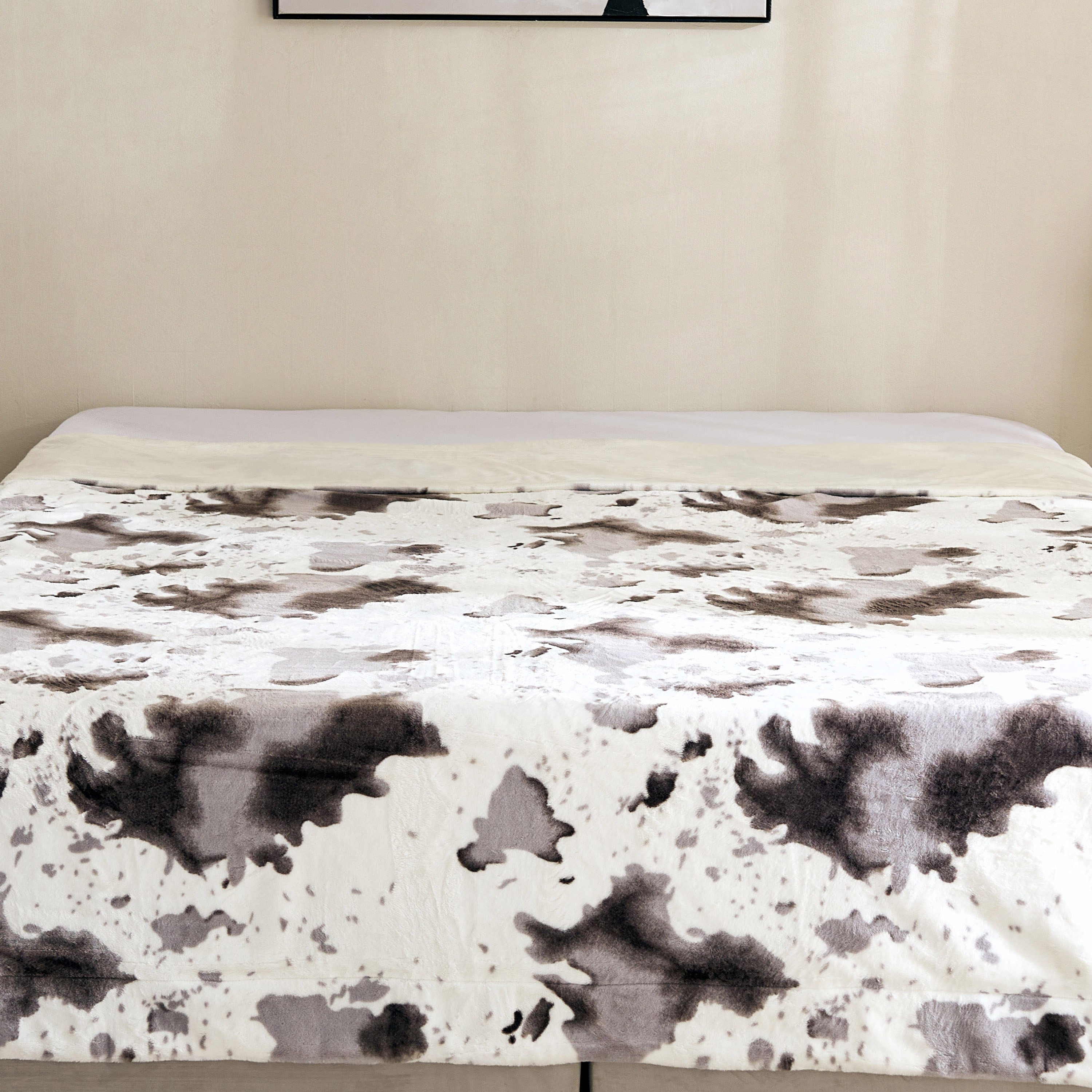 Cozy Plush Animal Cowhide Print Twin Blanket - 150x220 cm-hbxhomeware-hbxbedroom-image-3