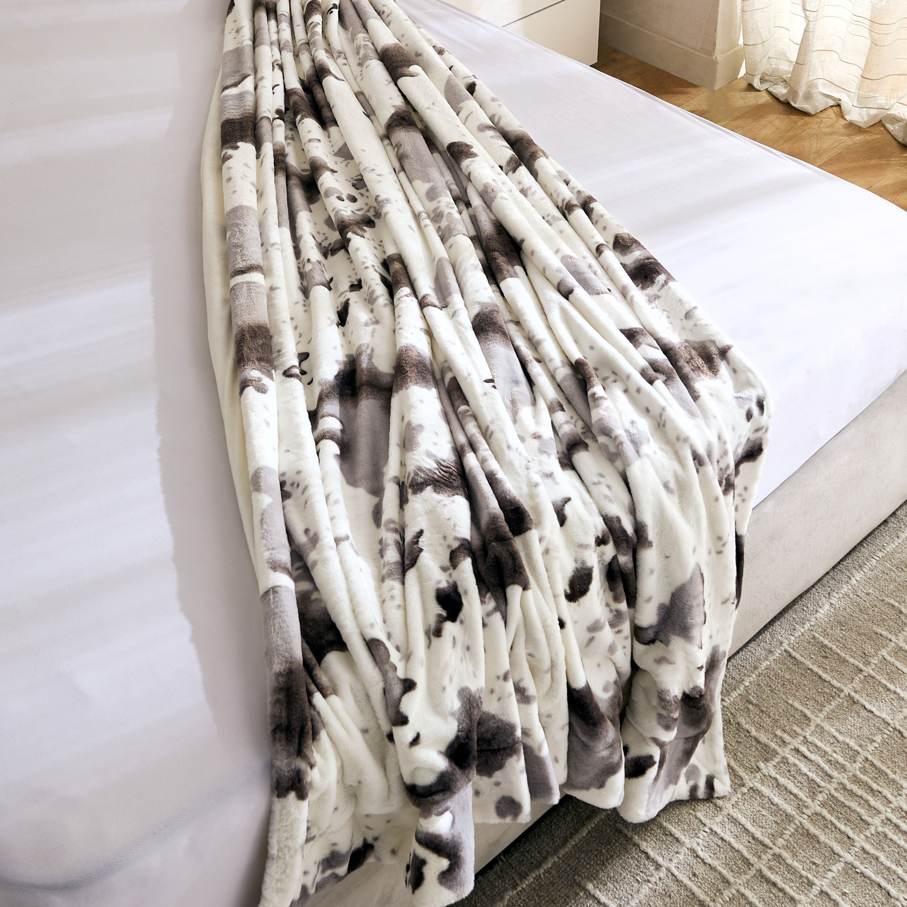 Cozy Plush Animal Cowhide Print Twin Blanket - 150x220 cm-hbxhomeware-hbxbedroom-image-4
