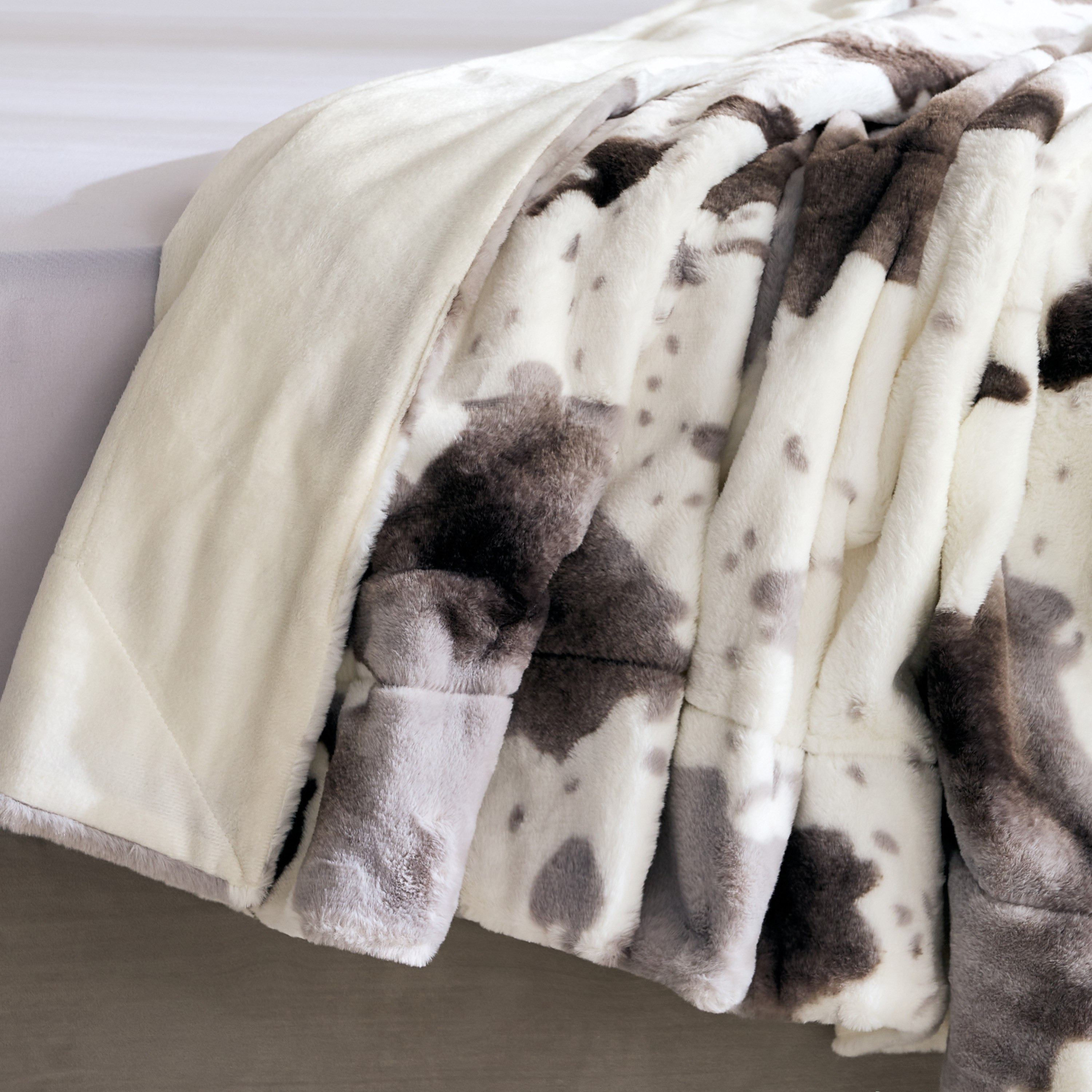 Cozy Plush Animal Cowhide Print Twin Blanket - 150x220 cm-hbxhomeware-hbxbedroom-image-5