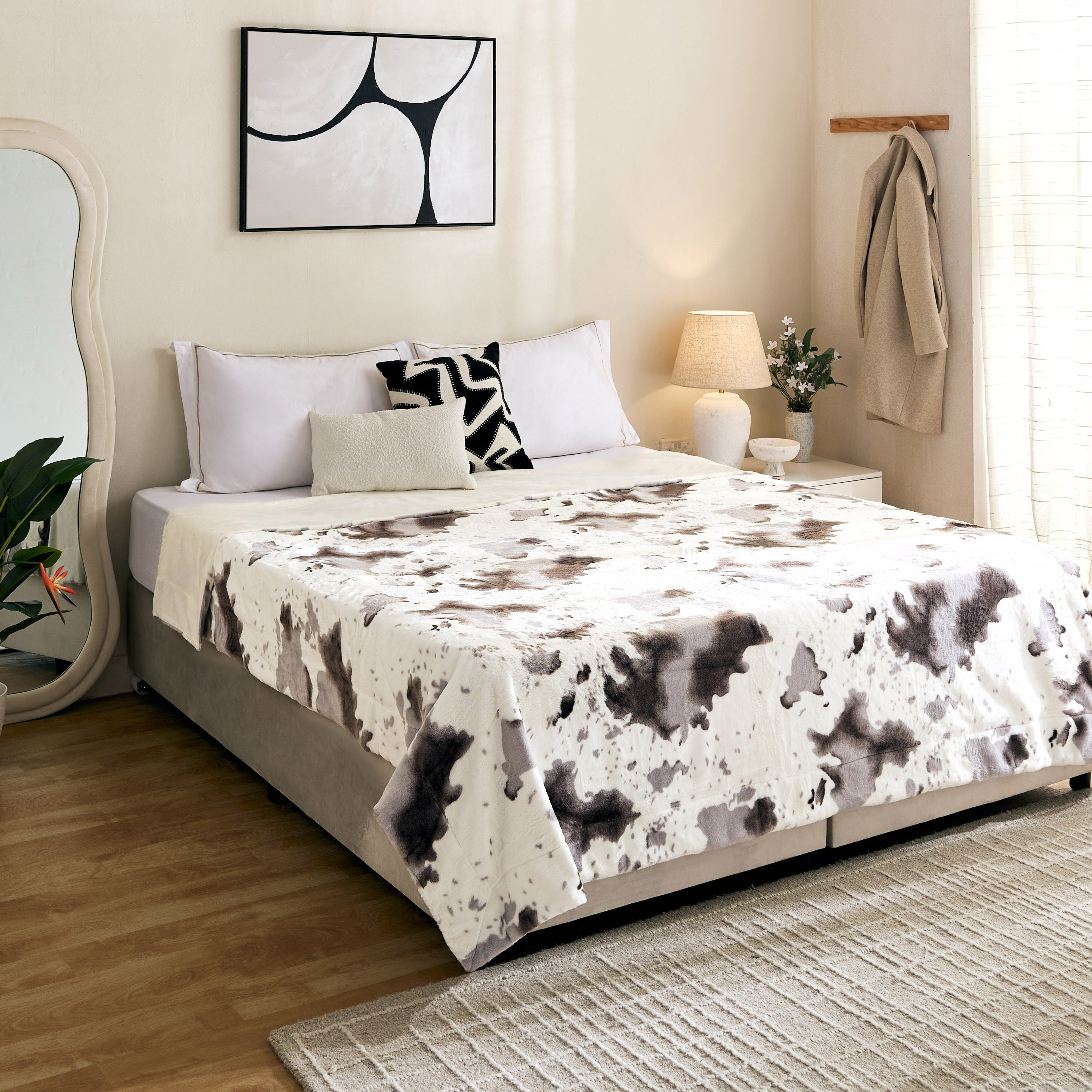Cozy Plush Animal Cowhide Print Twin Blanket - 150x220 cm-hbxhomeware-hbxbedroom-image-1
