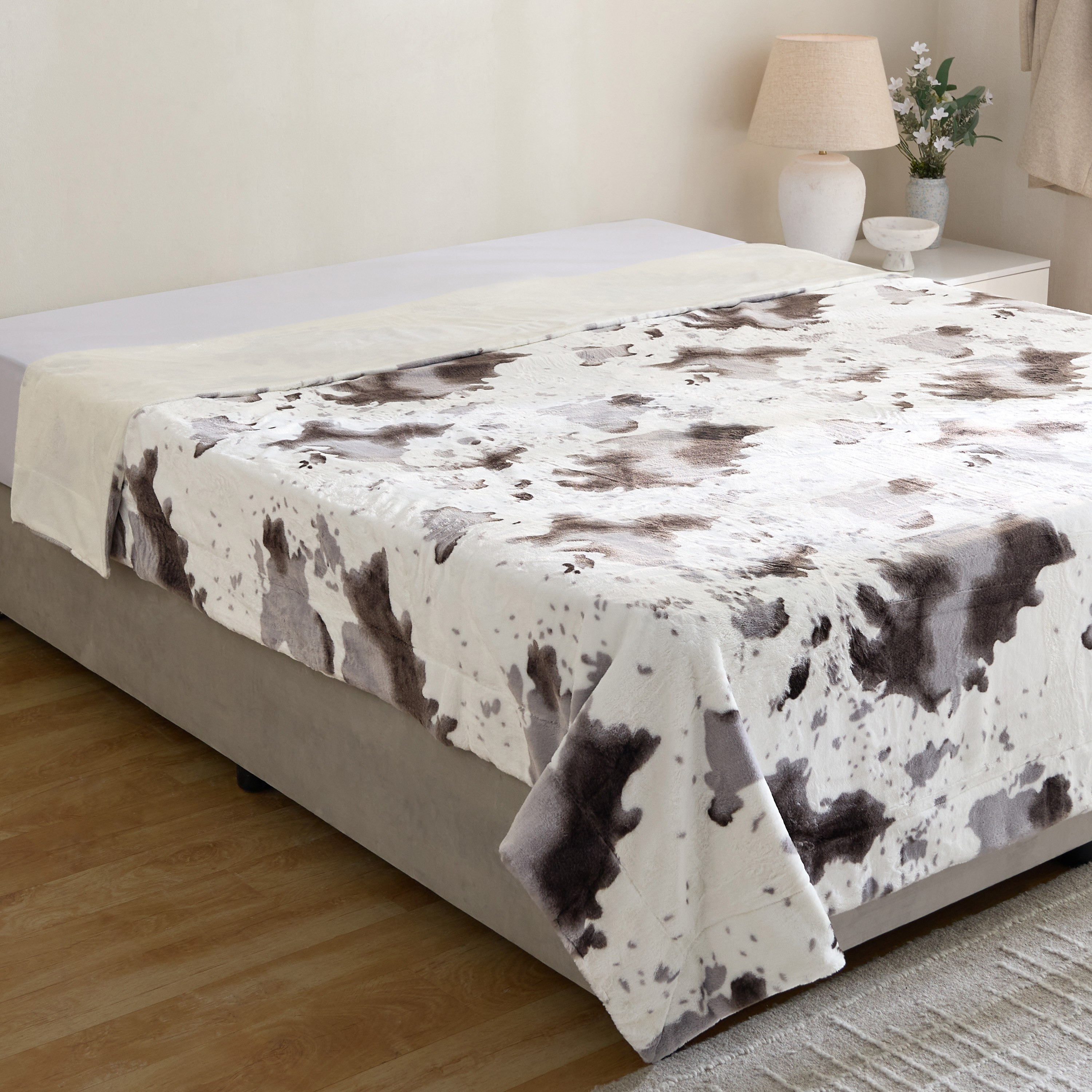 Cozy Plush Animal Cowhide Print King Blanket - 220x240 cm-hbxhomeware-hbxbedroom-image-1