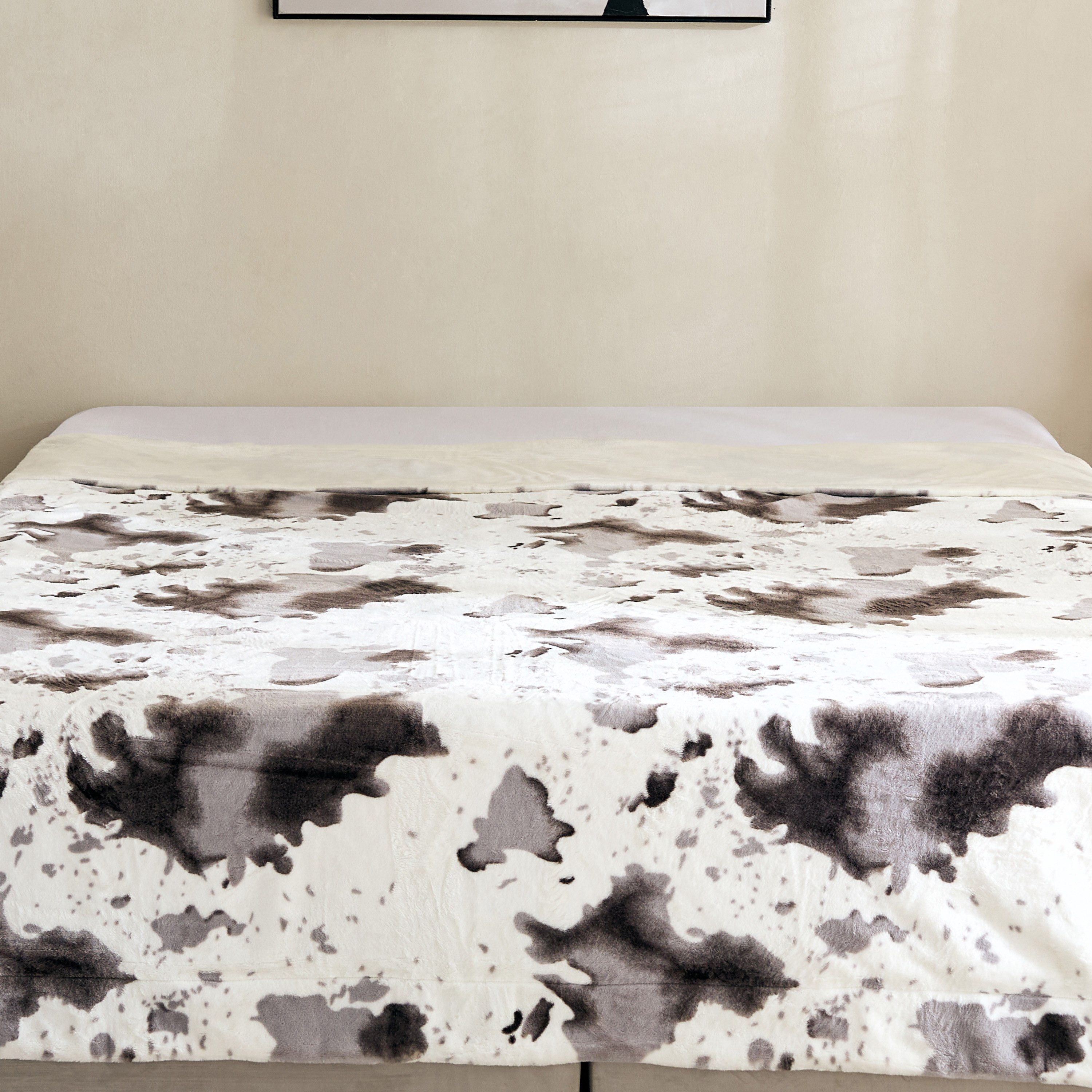 Cozy Plush Animal Cowhide Print King Blanket - 220x240 cm-hbxhomeware-hbxbedroom-image-2